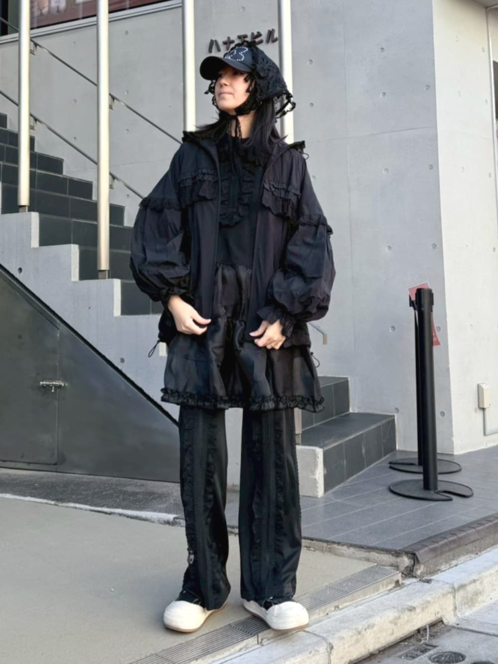 ブラック系のワンピース、ブラック系のブルゾン、ブラック系のその他パンツを着用したレディースの春コーディネートの2枚目の写真