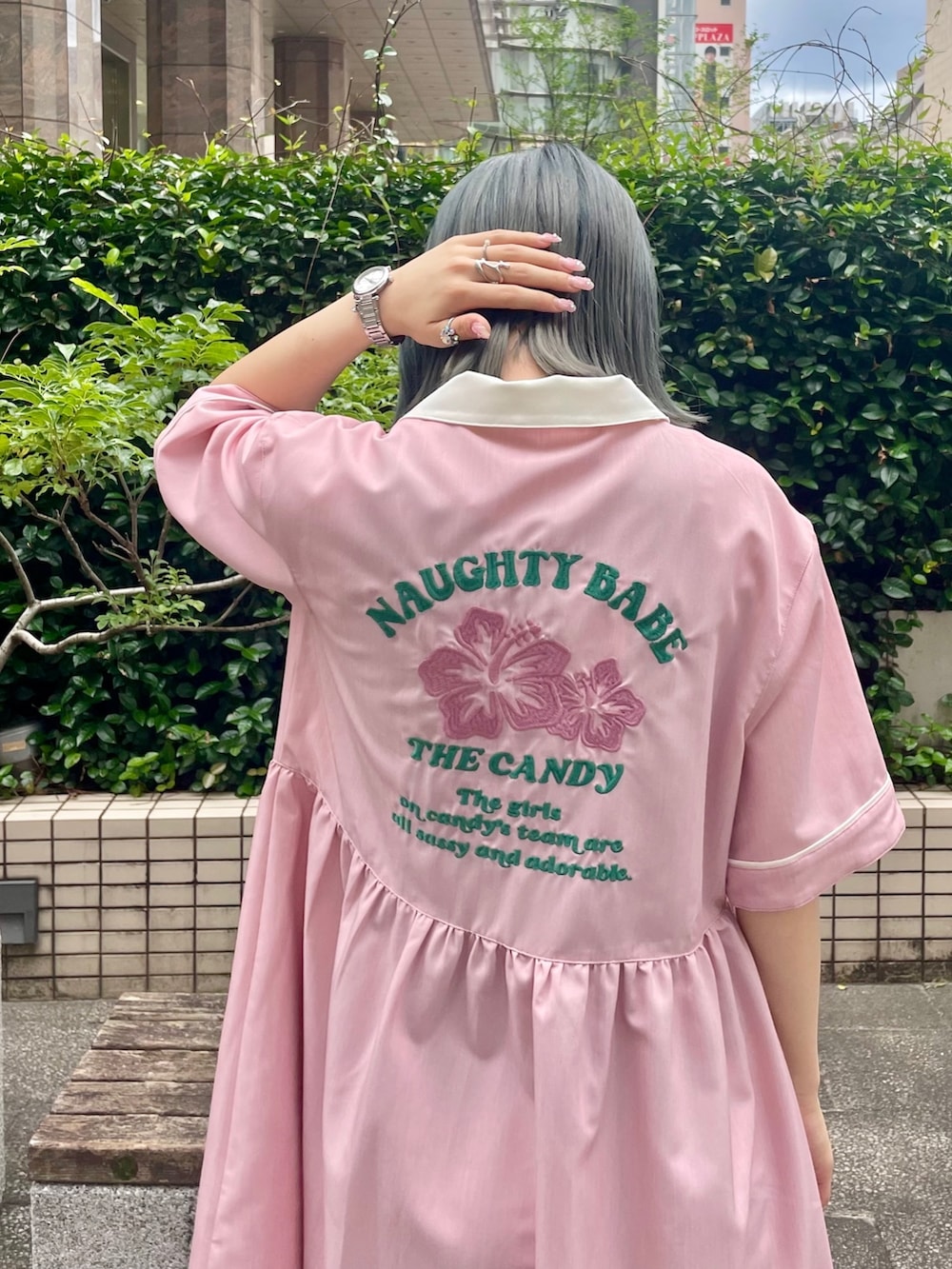 ブラック系のローファー、ピンク系のシャツワンピースを着用したレディースの夏コーディネートの5枚目の写真