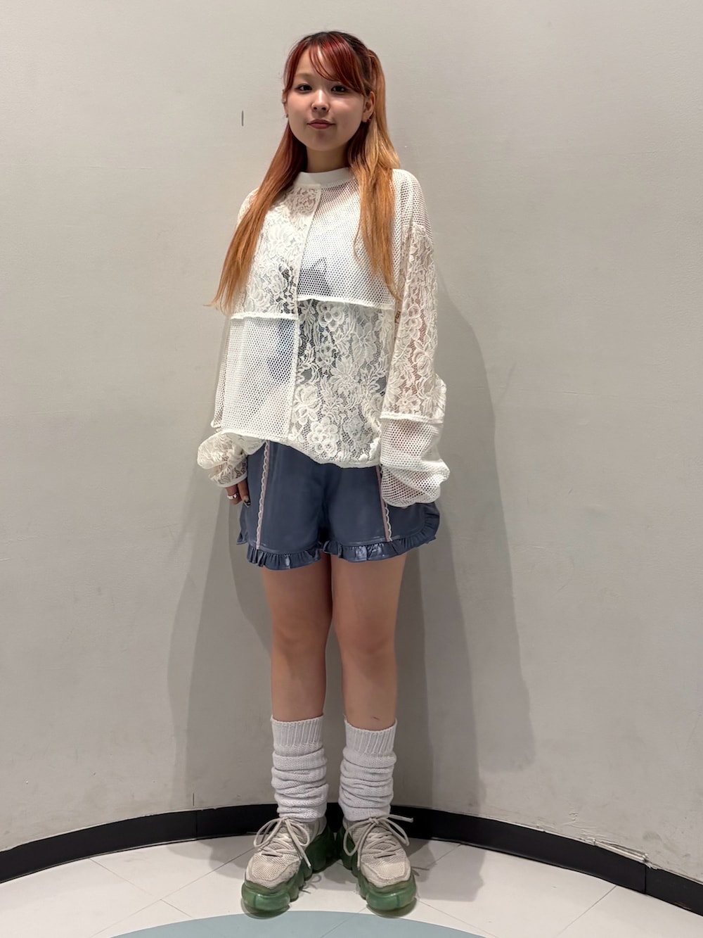 ブルー系のその他パンツ、ブルー系のキャミソール、ホワイト系のTシャツ/カットソーを着用したレディースの夏コーディネートの2枚目の写真