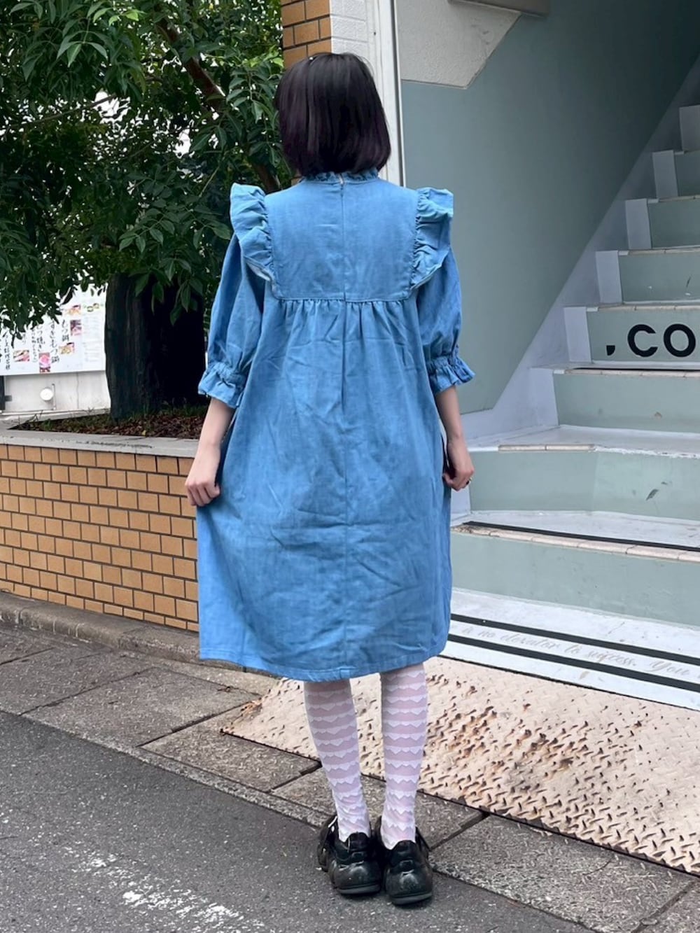 ブルー系のワンピース、ホワイト系のソックス/靴下を着用したレディースの夏コーディネートの4枚目の写真