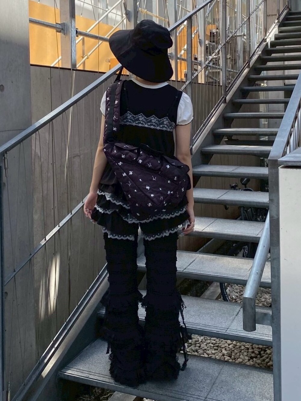 ブラック系のTシャツ/カットソー、ブラック系のキャミソール、ブラック系のその他パンツを着用したレディースの夏コーディネートの5枚目の写真