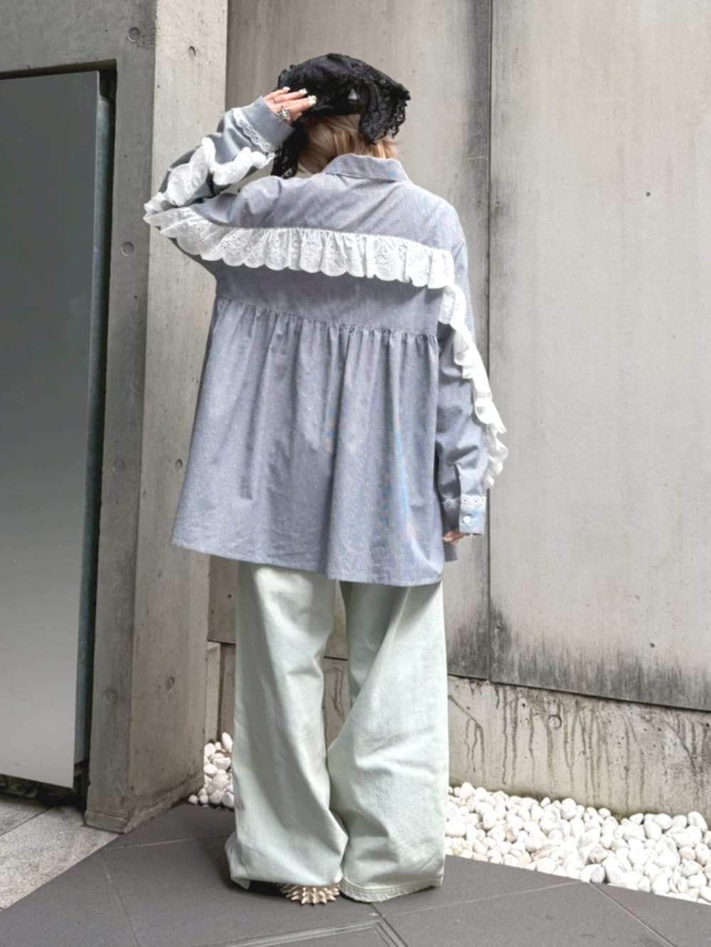 ブルー系のデニムパンツ、ブラック系のシャツワンピース、ブラック系のキャップを着用したレディースの春コーディネートの5枚目の写真