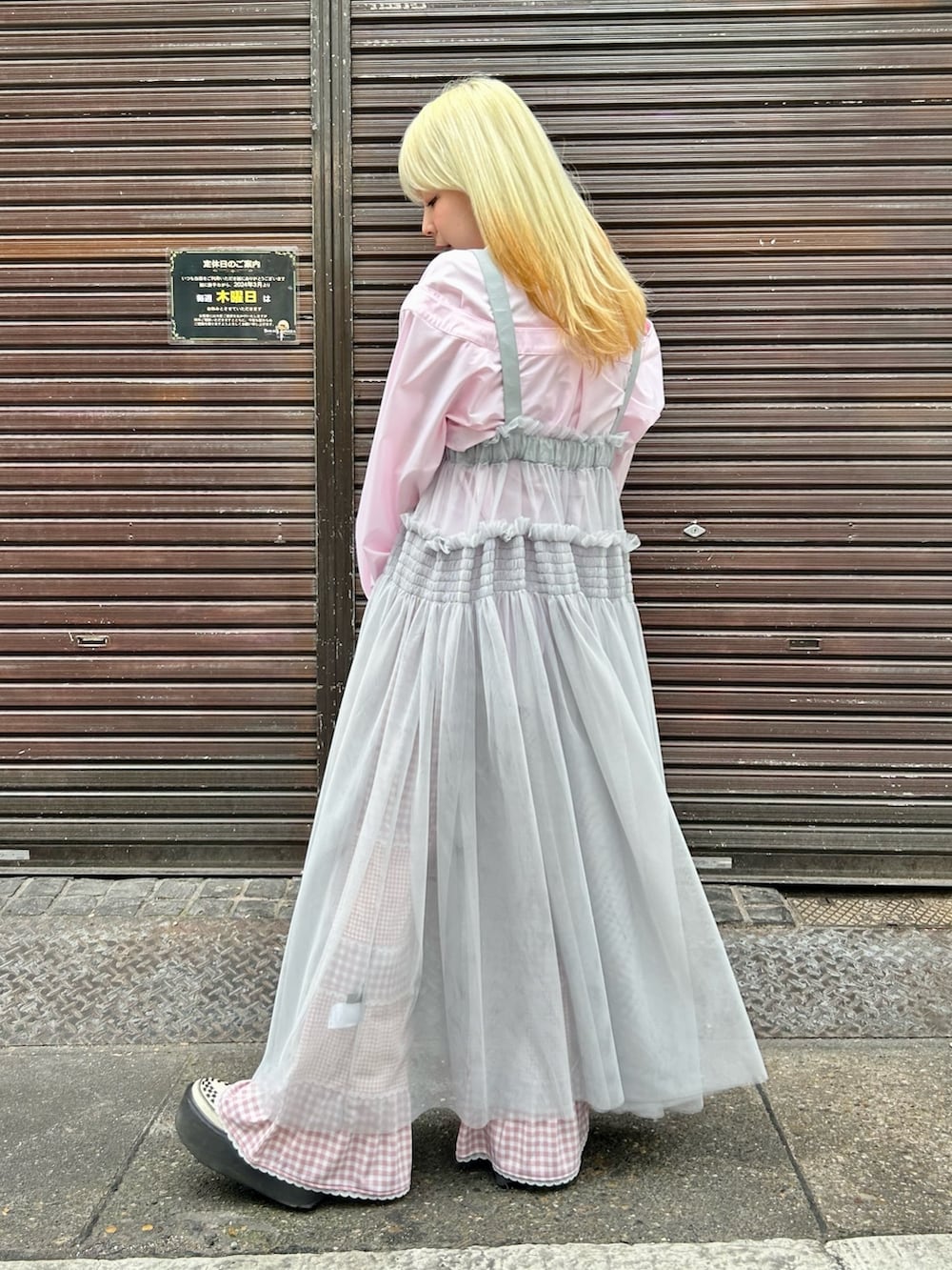 ピンク系のその他パンツ、グレー系のスカート、ピンク系のシャツ/ブラウスを着用したレディースの春コーディネートの4枚目の写真