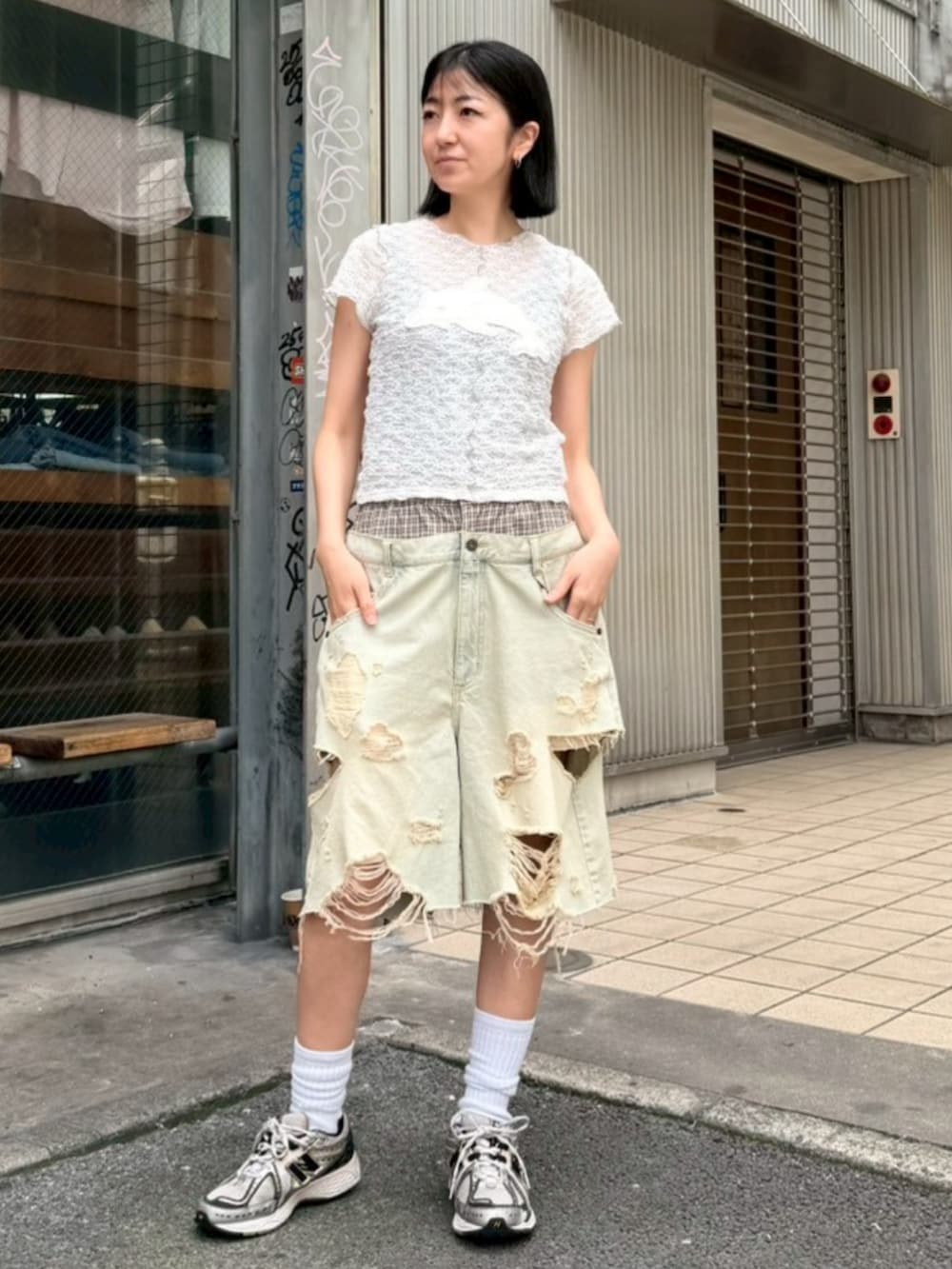 ブルー系のデニムパンツ、ホワイト系のTシャツ/カットソーを着用したレディースの夏コーディネートの2枚目の写真