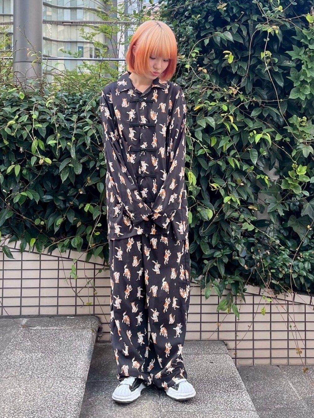 ブラック系のその他パンツ、ブラック系のシャツ/ブラウスを着用したレディースの秋コーディネートの2枚目の写真