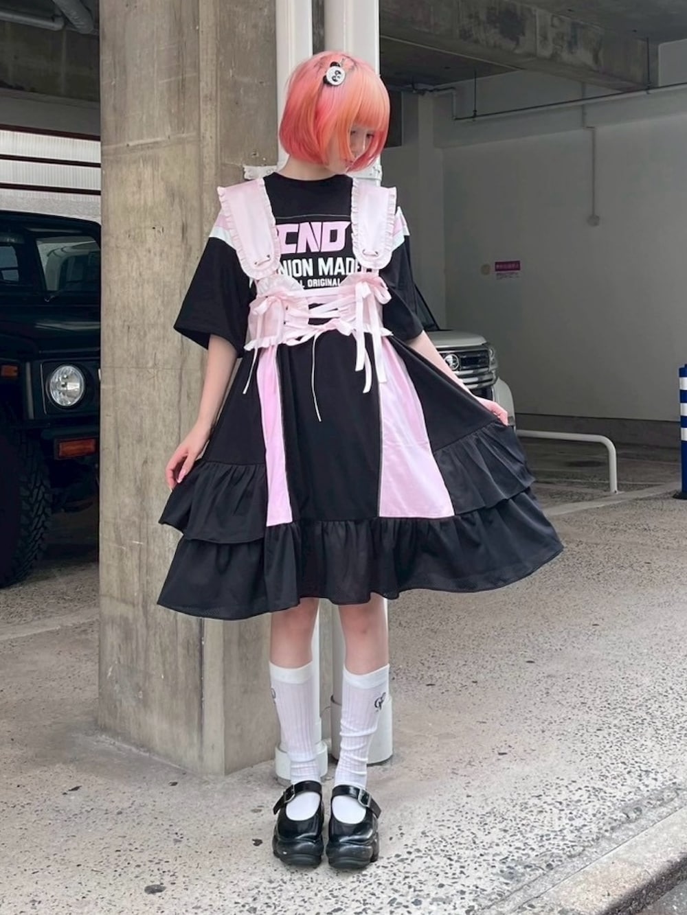 ピンク系のその他トップス、ブラック系のワンピース、ホワイト系のバレッタ/ヘアクリップを着用したレディースの秋コーディネートの3枚目の写真