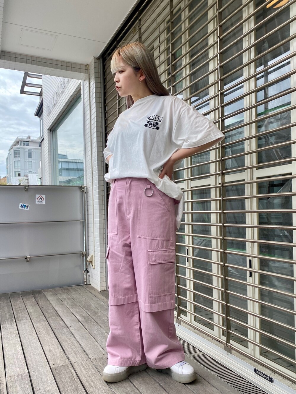 ピンク系のカーゴパンツ、ホワイト系のTシャツ/カットソーを着用したレディースの春コーディネートの3枚目の写真