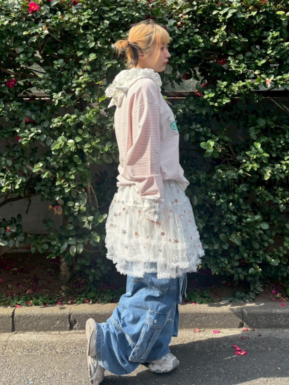 ブルー系のデニムパンツ、ホワイト系のスカート、ピンク系のTシャツ/カットソーを着用したレディースの冬コーディネートの4枚目の写真