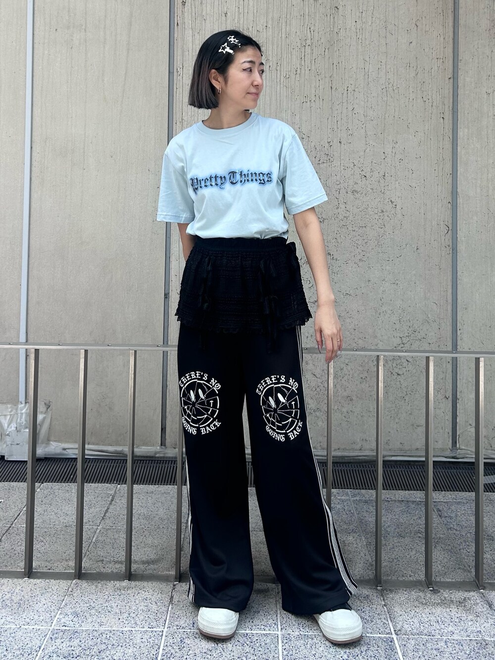 ブラック系のその他パンツ、ブラック系のスカート、ブルー系のTシャツ/カットソーを着用したレディースの春コーディネートの2枚目の写真