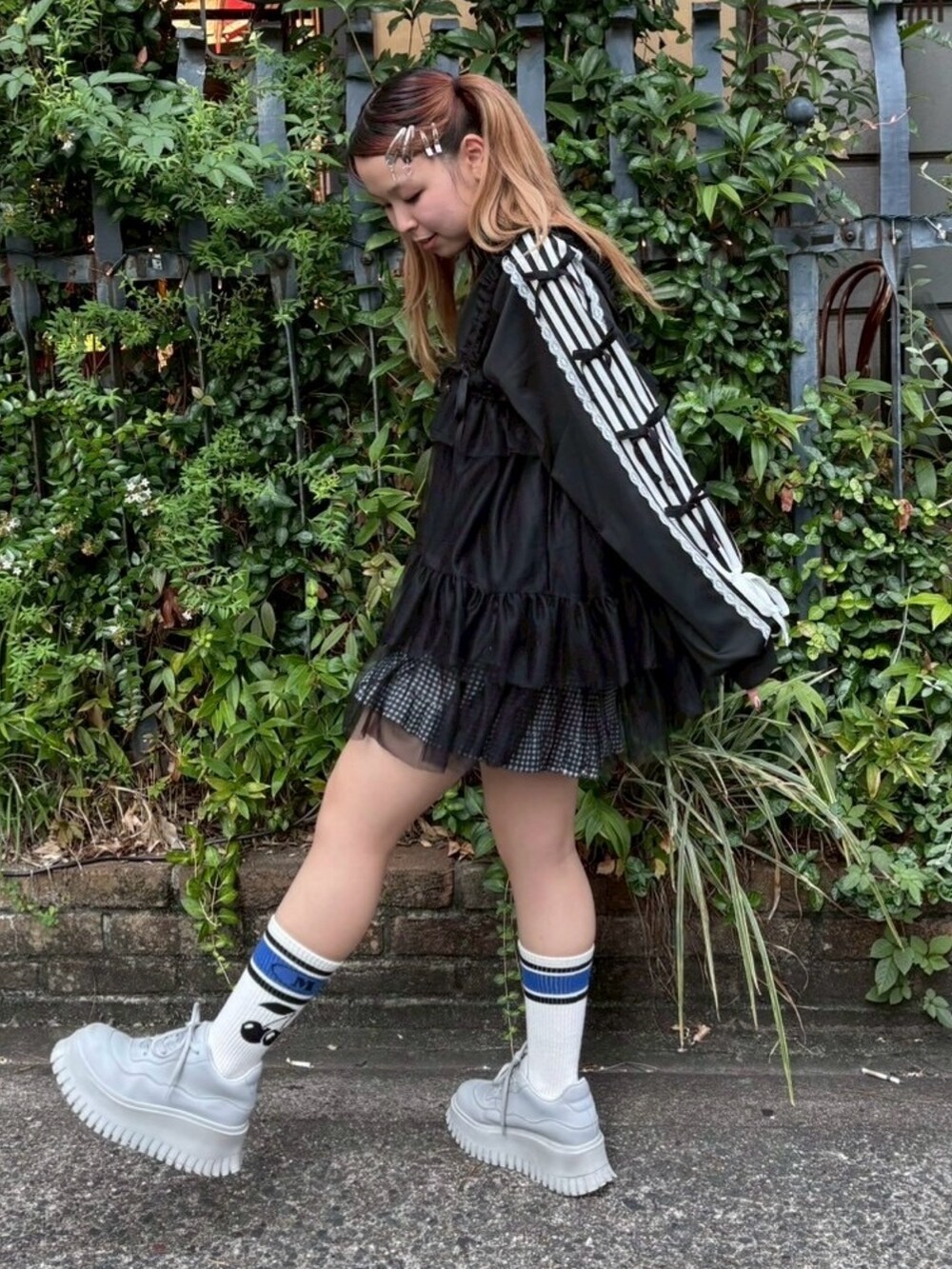 ブラック系のブルゾン、ブラック系のその他トップス、ブラック系のその他パンツを着用したレディースの夏コーディネートの4枚目の写真