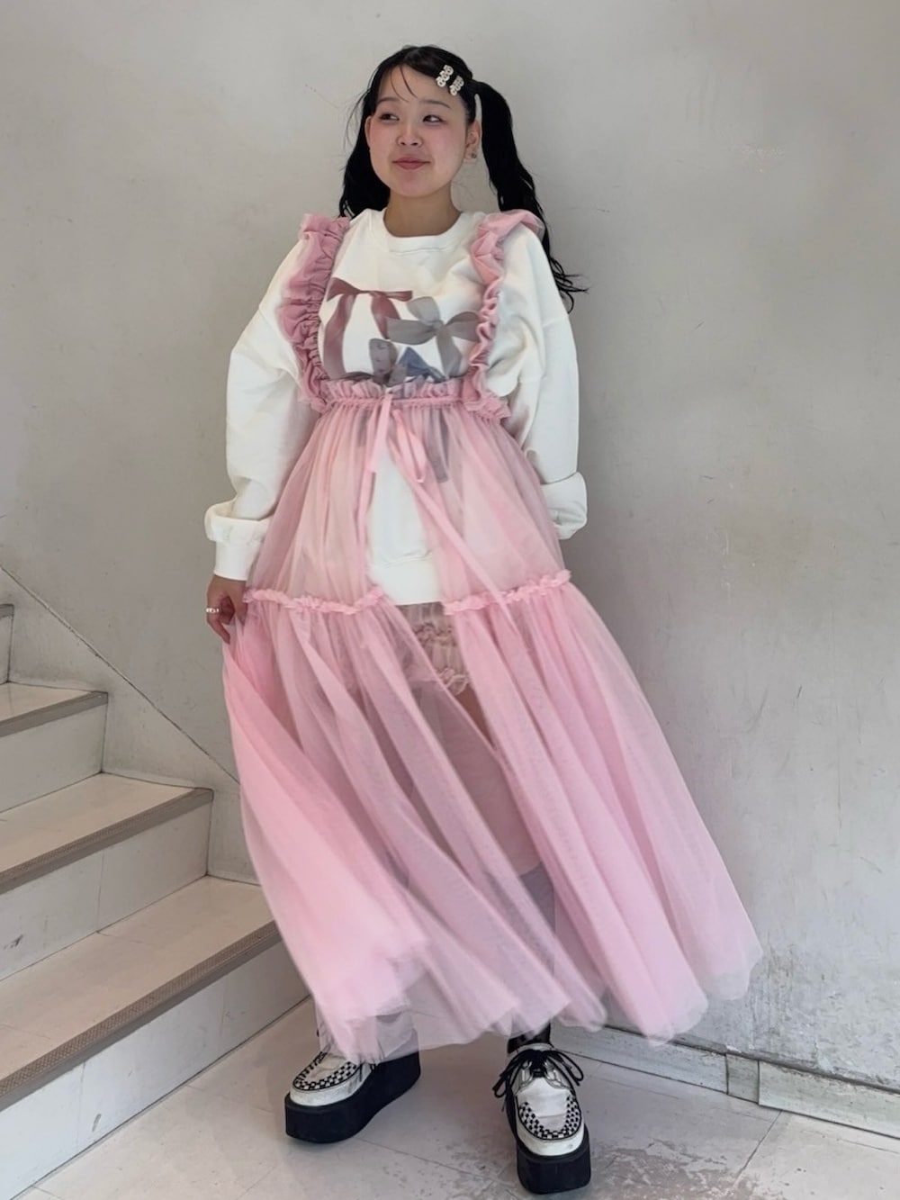 ピンク系のその他パンツ、ピンク系のスカート、ホワイト系のスウェットを着用したレディースの秋コーディネートの4枚目の写真