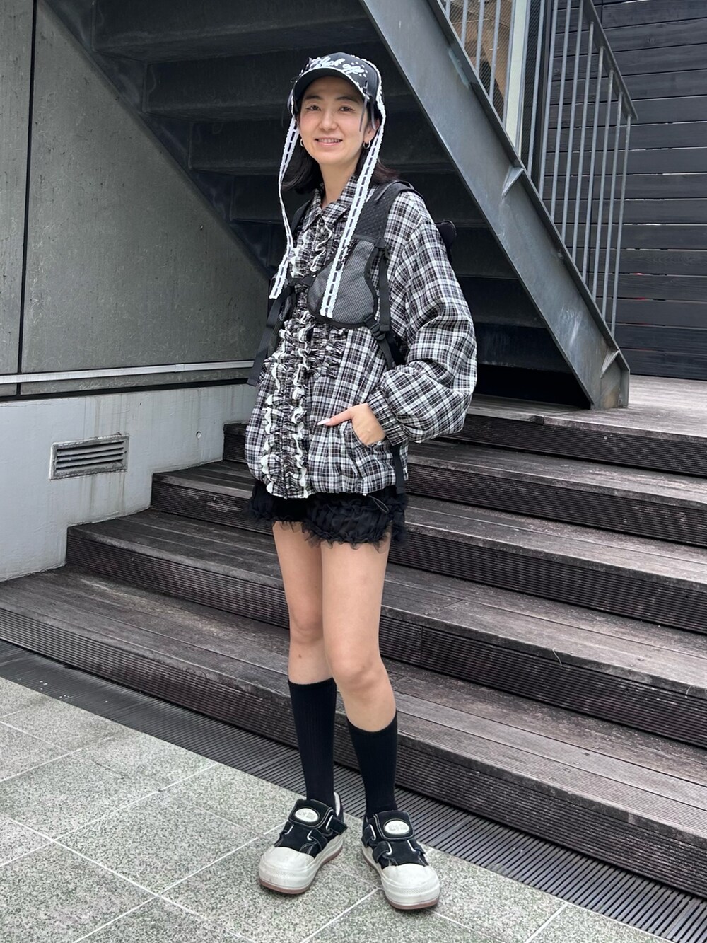 ブラック系のバックパック/リュック、ブラック系のその他パンツ、ブラック系のノーカラージャケットを着用したレディースの秋コーディネートの4枚目の写真