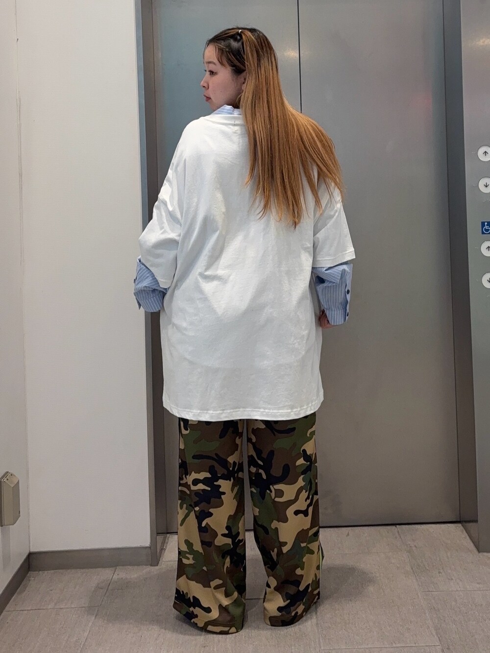 ベージュ系のその他パンツ、ホワイト系のTシャツ/カットソー、ブルー系のシャツ/ブラウスを着用したレディースの春コーディネートの5枚目の写真