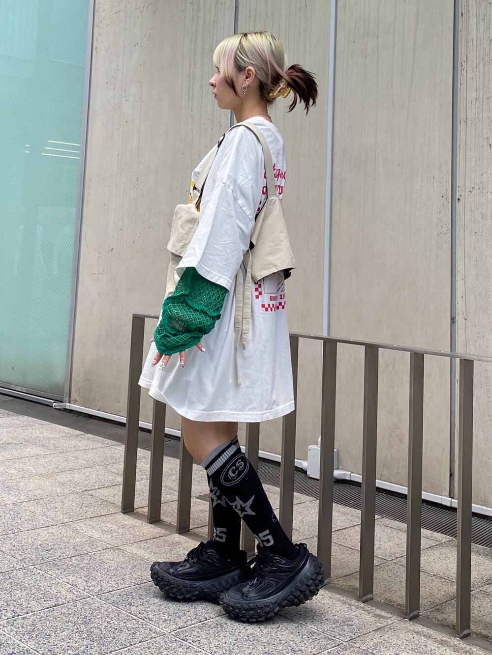 グリーン系のTシャツ/カットソー、ホワイト系のTシャツ/カットソー、ベージュ系のベストを着用したレディースの夏コーディネートの3枚目の写真