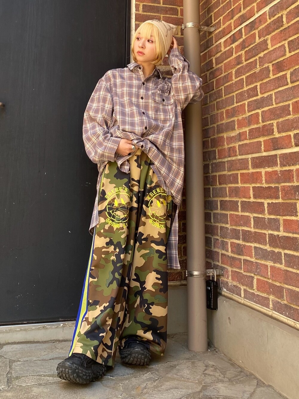 ベージュ系のその他パンツ、グレー系のシャツワンピース、ホワイト系のニットキャップ/ビーニーを着用したレディースの春コーディネートの5枚目の写真