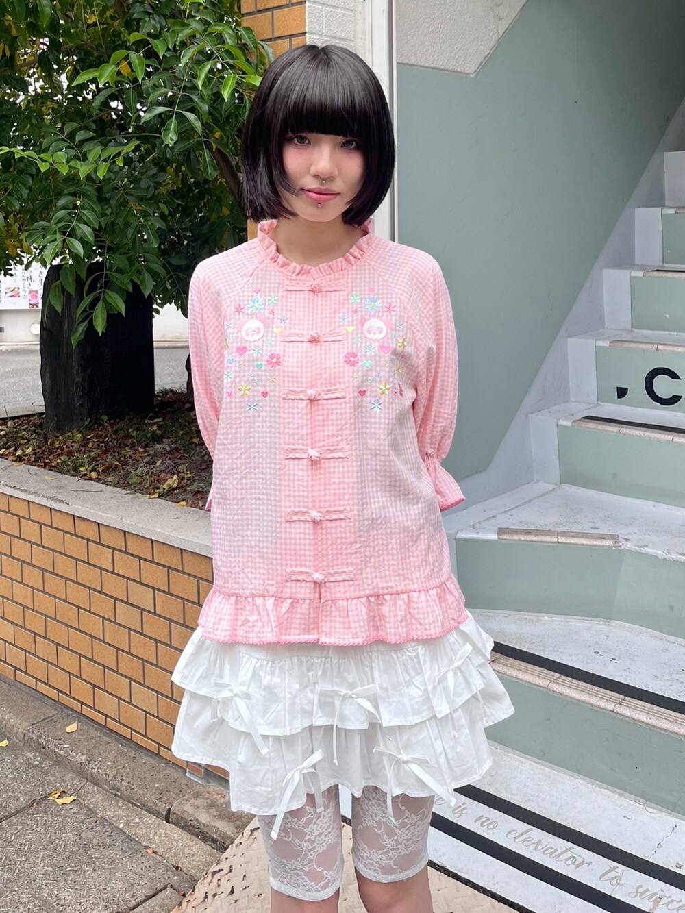 ピンク系のシャツ/ブラウス、ホワイト系のその他パンツを着用したレディースの夏コーディネートの5枚目の写真