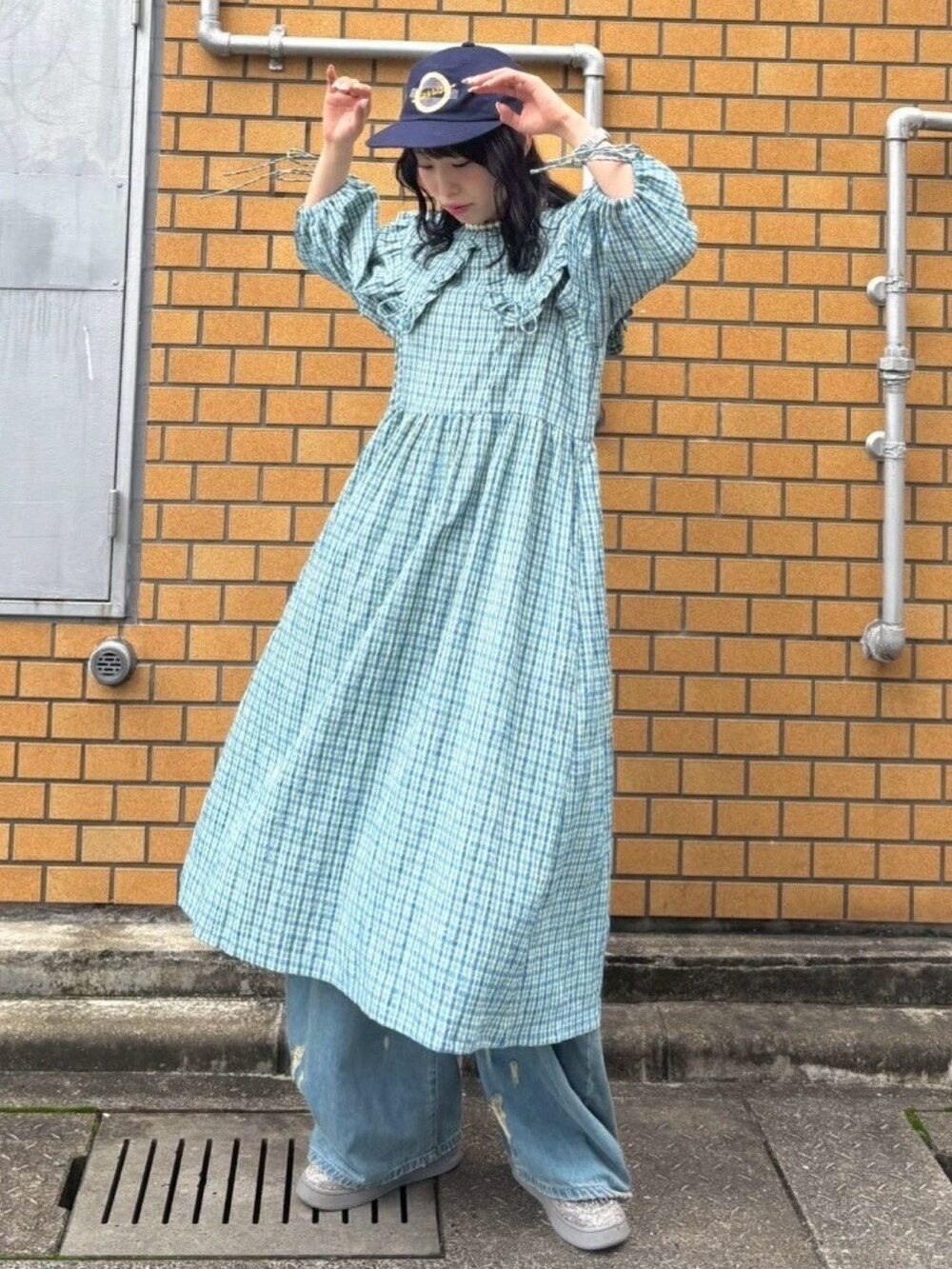 ブルー系のデニムパンツ、ブルー系のワンピースを着用したレディースの夏コーディネートの4枚目の写真