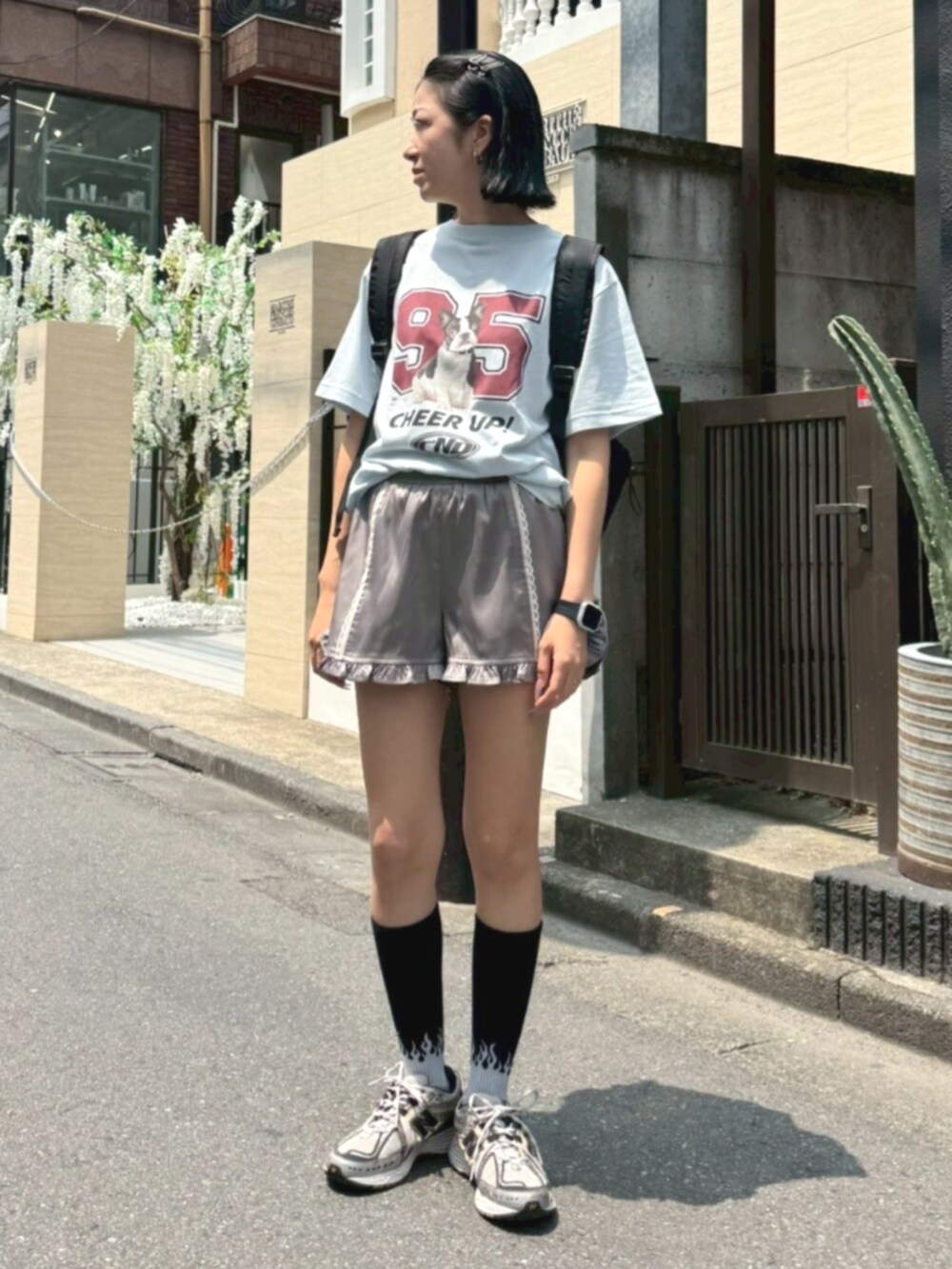 ブラック系のバックパック/リュック、ブルー系のTシャツ/カットソー、グレー系のその他パンツを着用したレディースの夏コーディネートの2枚目の写真