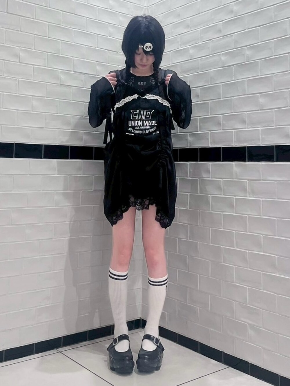 ブラック系のTシャツ/カットソー、ブラック系のワンピース、ブラック系のバックパック/リュックを着用したレディースの夏コーディネートの3枚目の写真