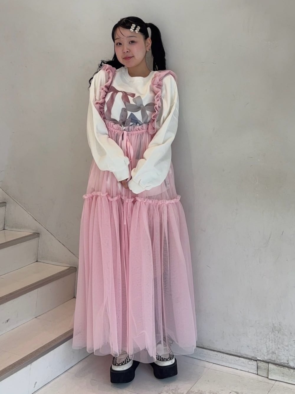 ピンク系のその他パンツ、ピンク系のスカート、ホワイト系のスウェットを着用したレディースの秋コーディネートの2枚目の写真