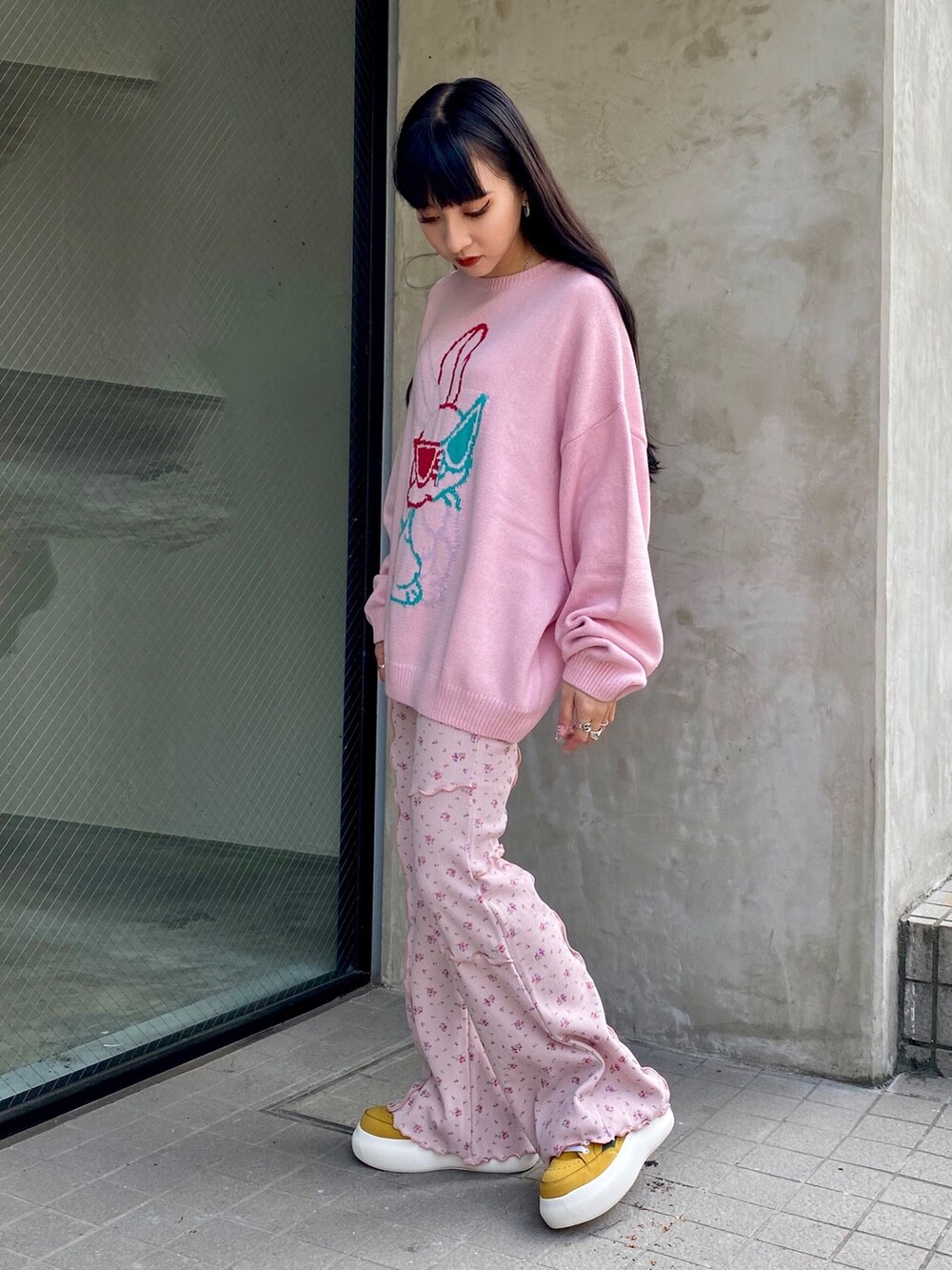 ピンク系のその他パンツ、ピンク系のニット/セーターを着用したレディースの秋コーディネートの2枚目の写真