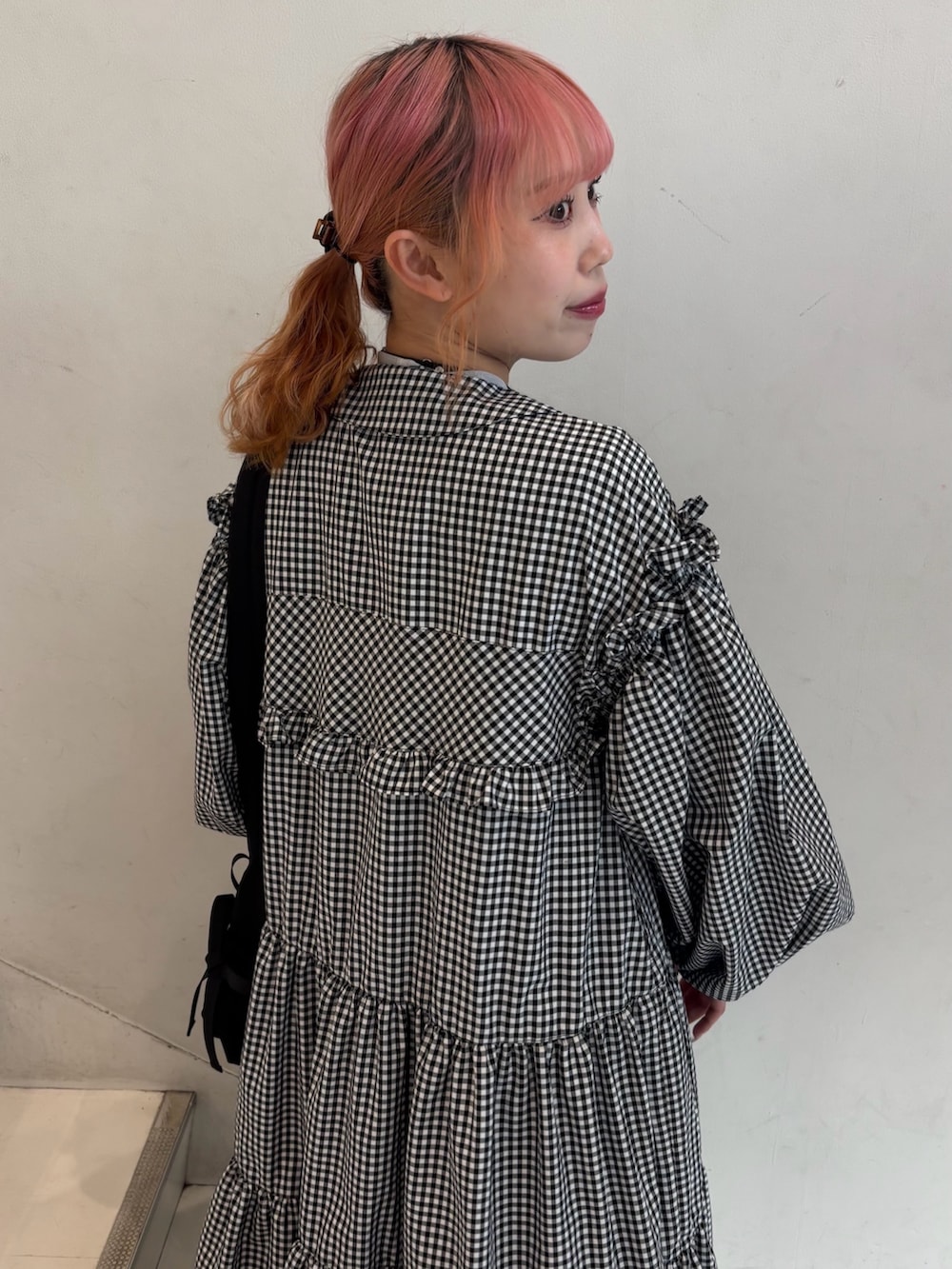 ブラック系のローファー、ブラック系のショルダーバッグ、ホワイト系のワンピースを着用したレディースの冬コーディネートの4枚目の写真