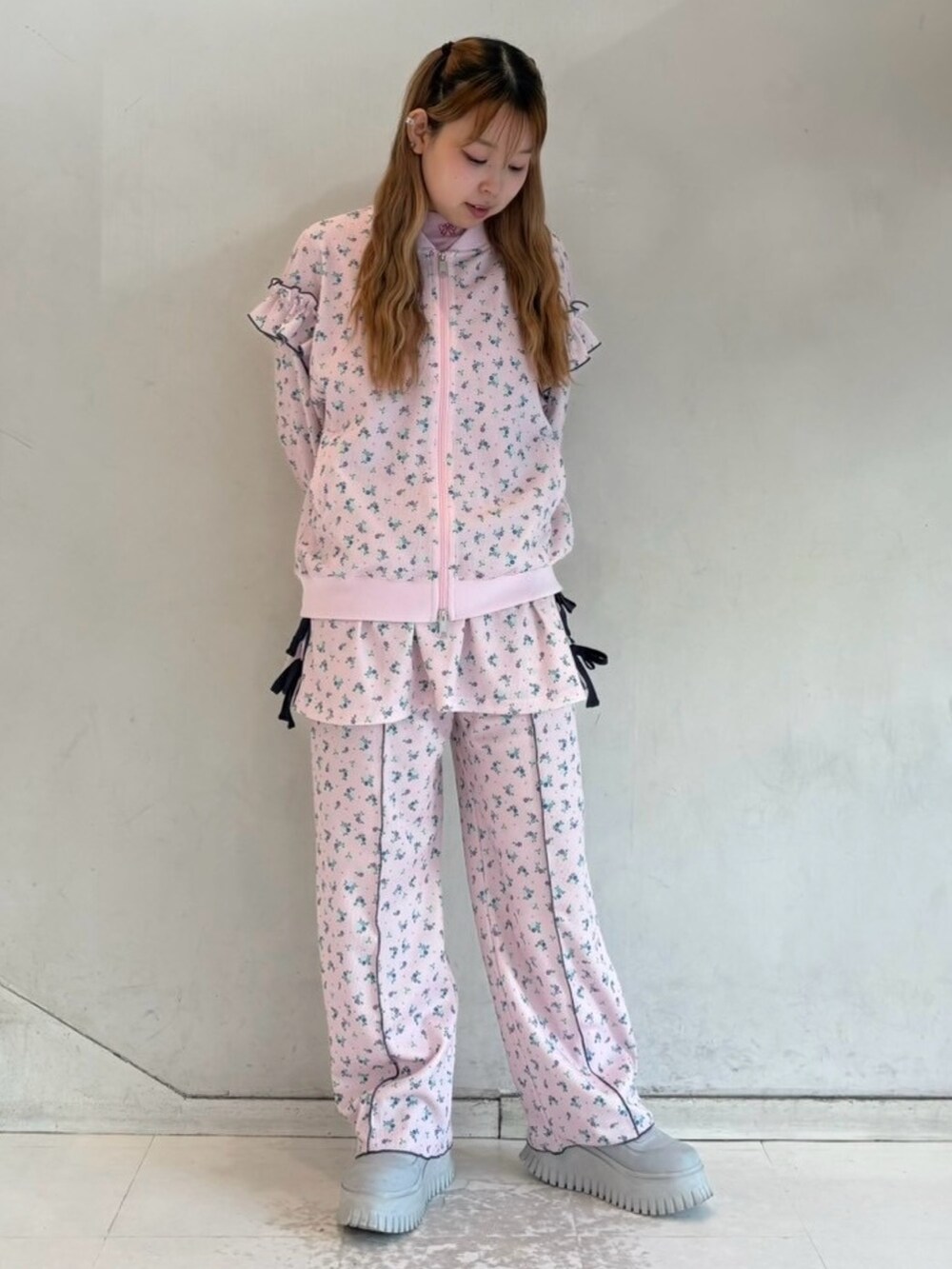 ブラック系のTシャツ/カットソー、ピンク系のその他トップス、ピンク系のその他パンツを着用したレディースの冬コーディネートの5枚目の写真