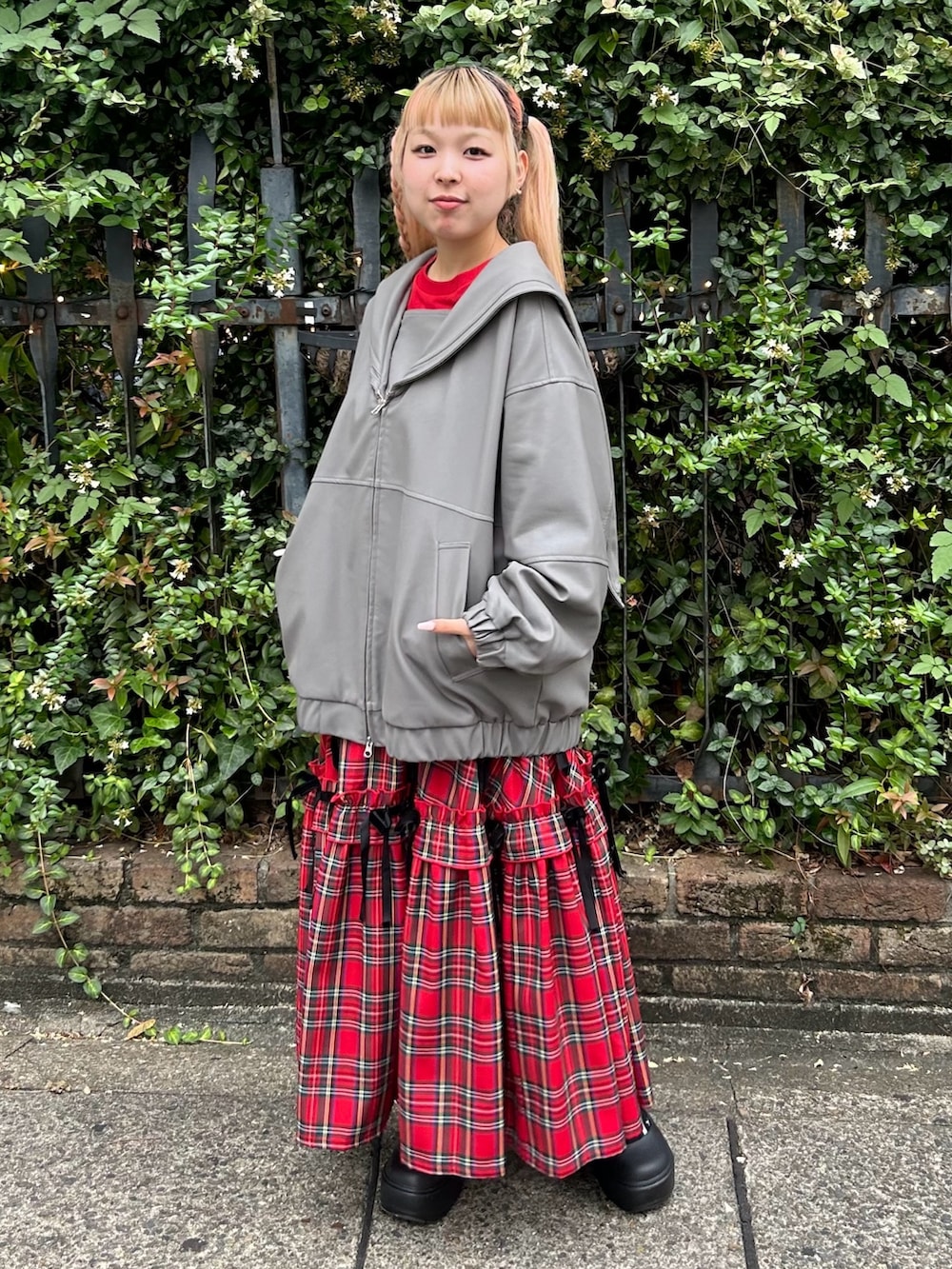 レッド系のスカート、レッド系のスウェット、グレー系のその他アウターを着用したレディースの秋コーディネートの2枚目の写真