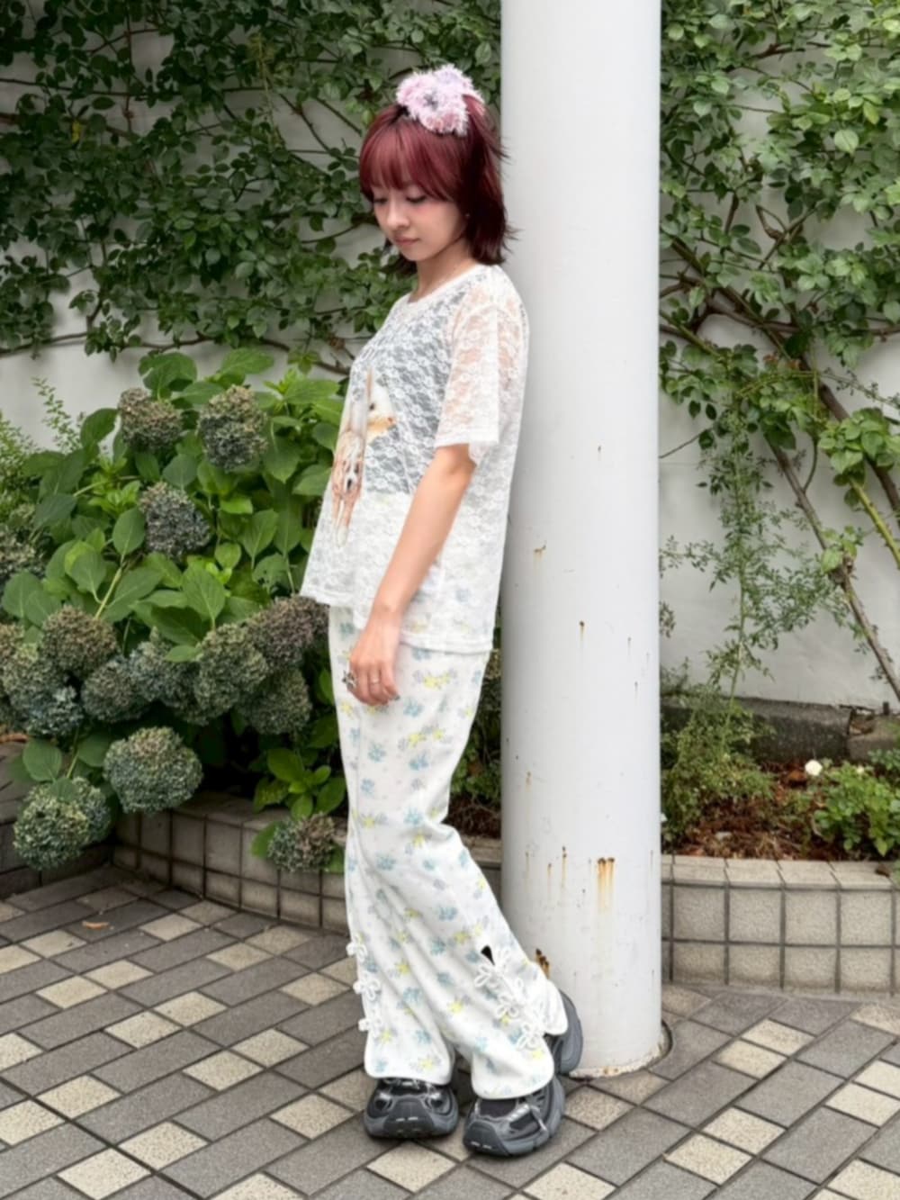 ホワイト系のTシャツ/カットソー、ベージュ系のその他パンツを着用したレディースの夏コーディネートの2枚目の写真