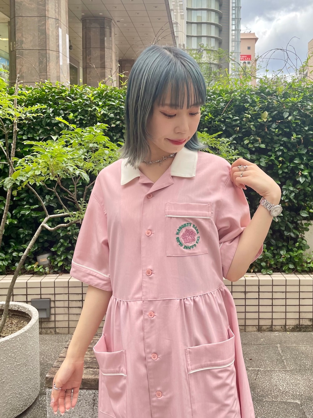 ブラック系のローファー、ピンク系のシャツワンピースを着用したレディースの夏コーディネートの4枚目の写真