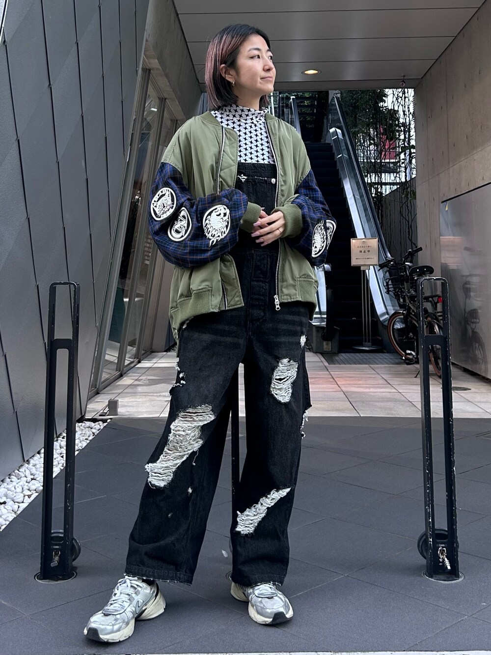 シルバー系のシューズ、ブラック系のサロペット/オーバーオール、ホワイト系のその他トップスを着用したレディースの冬コーディネートの3枚目の写真