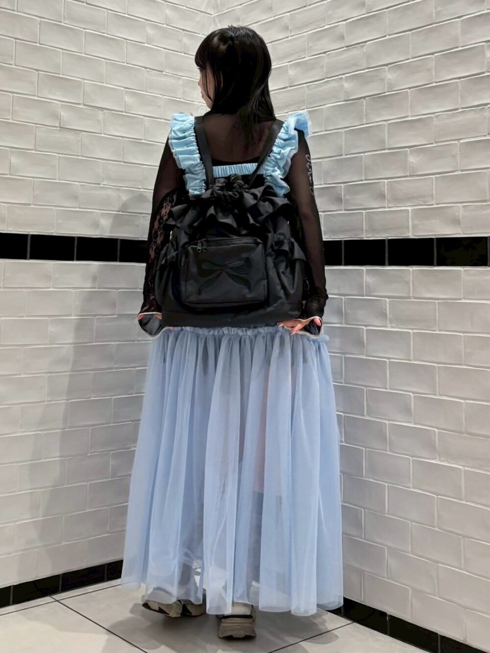 ブラック系のTシャツ/カットソー、ブルー系のスカート、ブラック系のスカートを着用したレディースの夏コーディネートの3枚目の写真