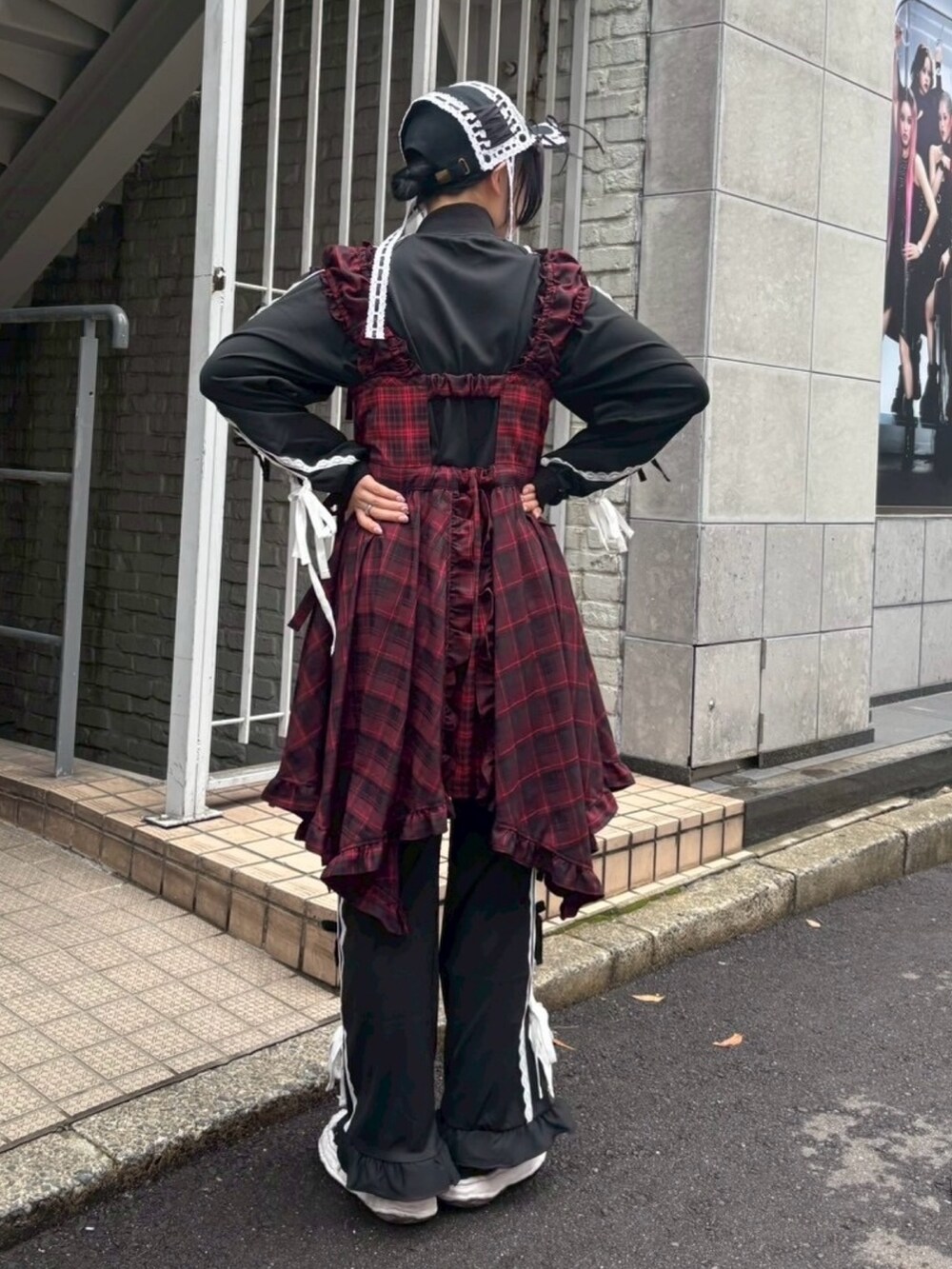 ブラック系のその他パンツ、レッド系のワンピース、ブラック系のブルゾンを着用したレディースの秋コーディネートの5枚目の写真