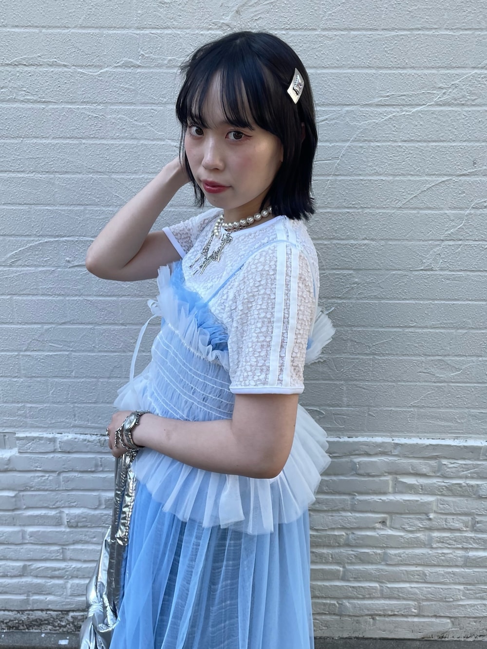 ホワイト系のTシャツ/カットソー、ブルー系のワンピース、ホワイト系のキャミソールを着用したレディースの春コーディネートの5枚目の写真
