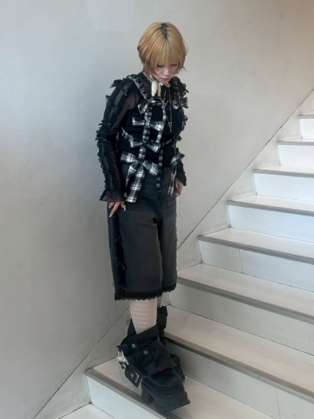 ブラック系のその他トップス、ブラック系のその他トップス、ブラック系のデニムパンツを着用したレディースの春コーディネートの3枚目の写真
