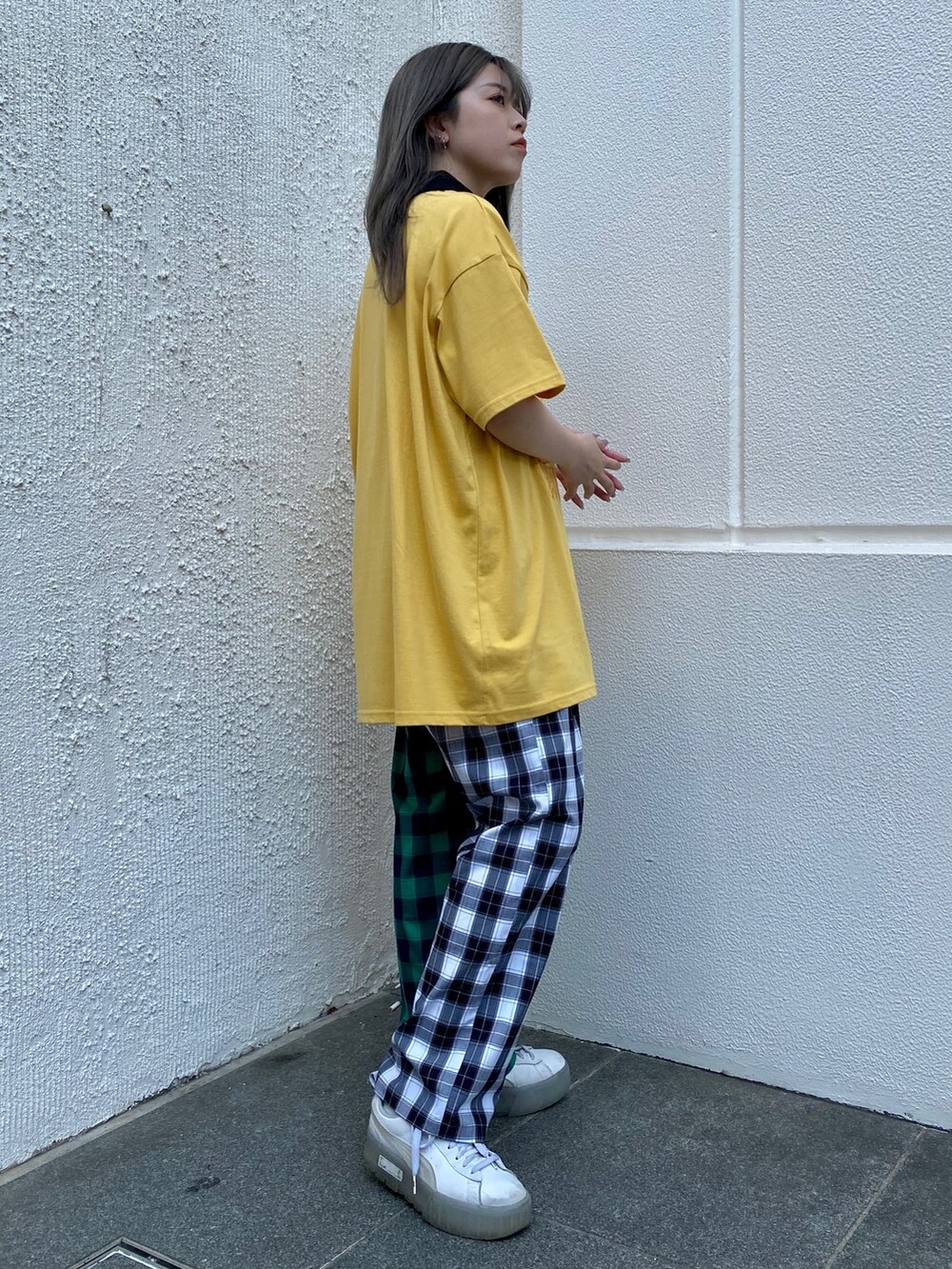 ホワイト系のその他パンツ、イエロー系のポロシャツを着用したレディースの夏コーディネートの3枚目の写真