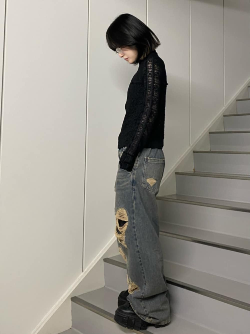 ブルー系のデニムパンツ、ブラック系のその他アウターを着用したレディースの夏コーディネートの2枚目の写真