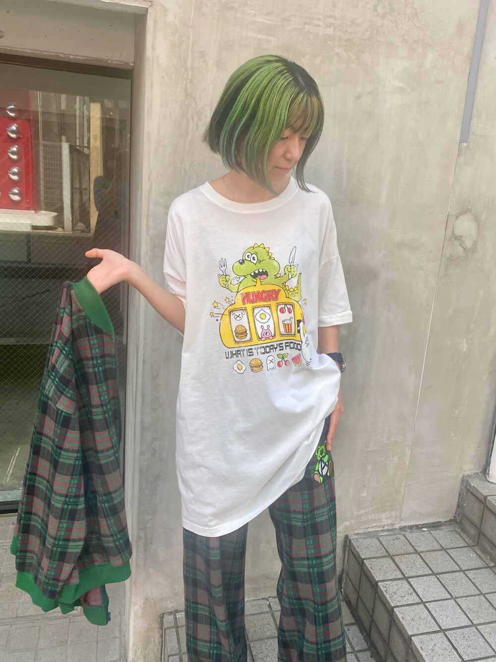 ホワイト系のTシャツ/カットソー、グリーン系のブルゾン、グリーン系のその他パンツを着用したレディースの夏コーディネートの5枚目の写真