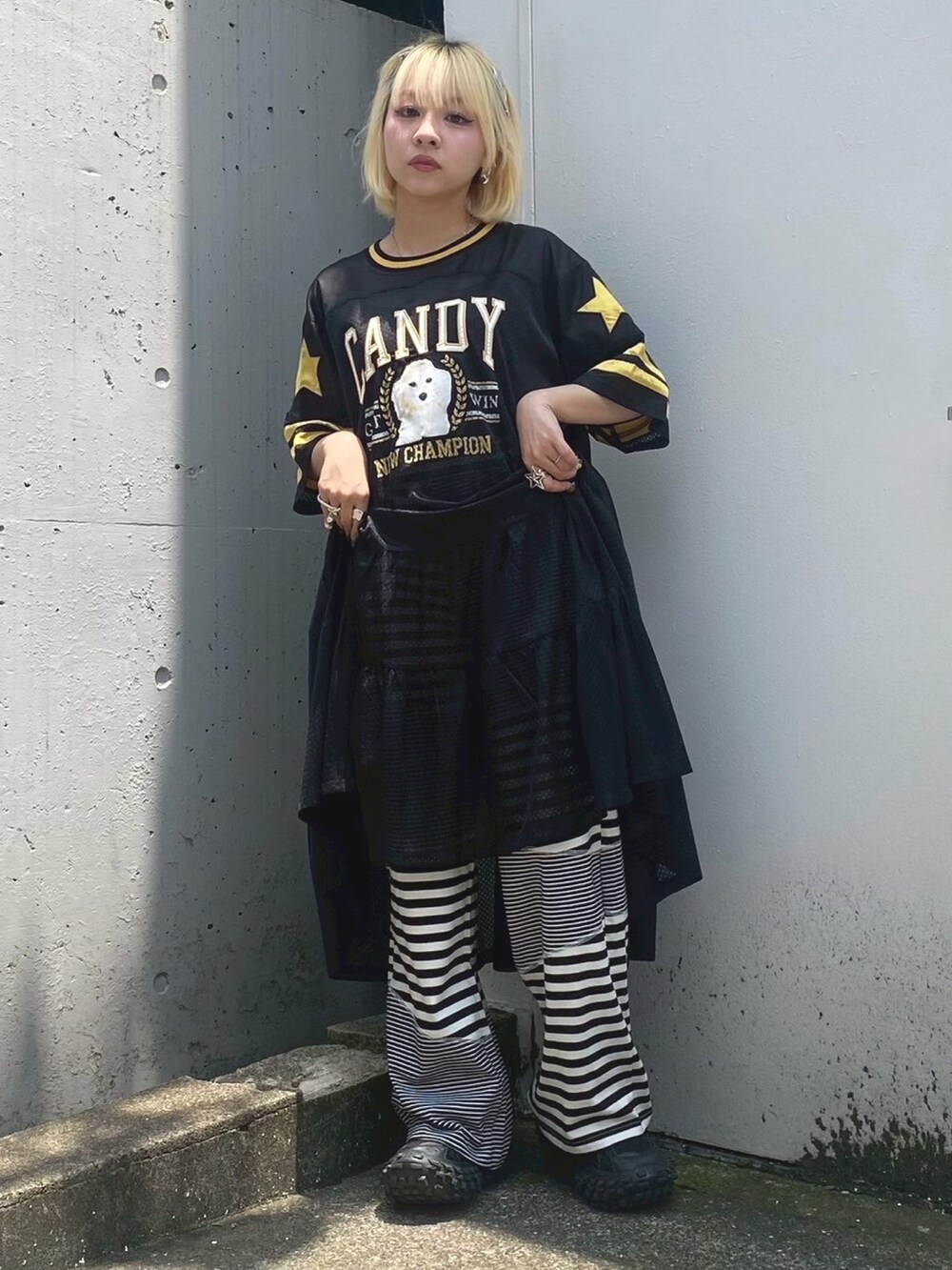 ブラック系のワンピース、ブラック系のその他パンツを着用したレディースの夏コーディネートの2枚目の写真