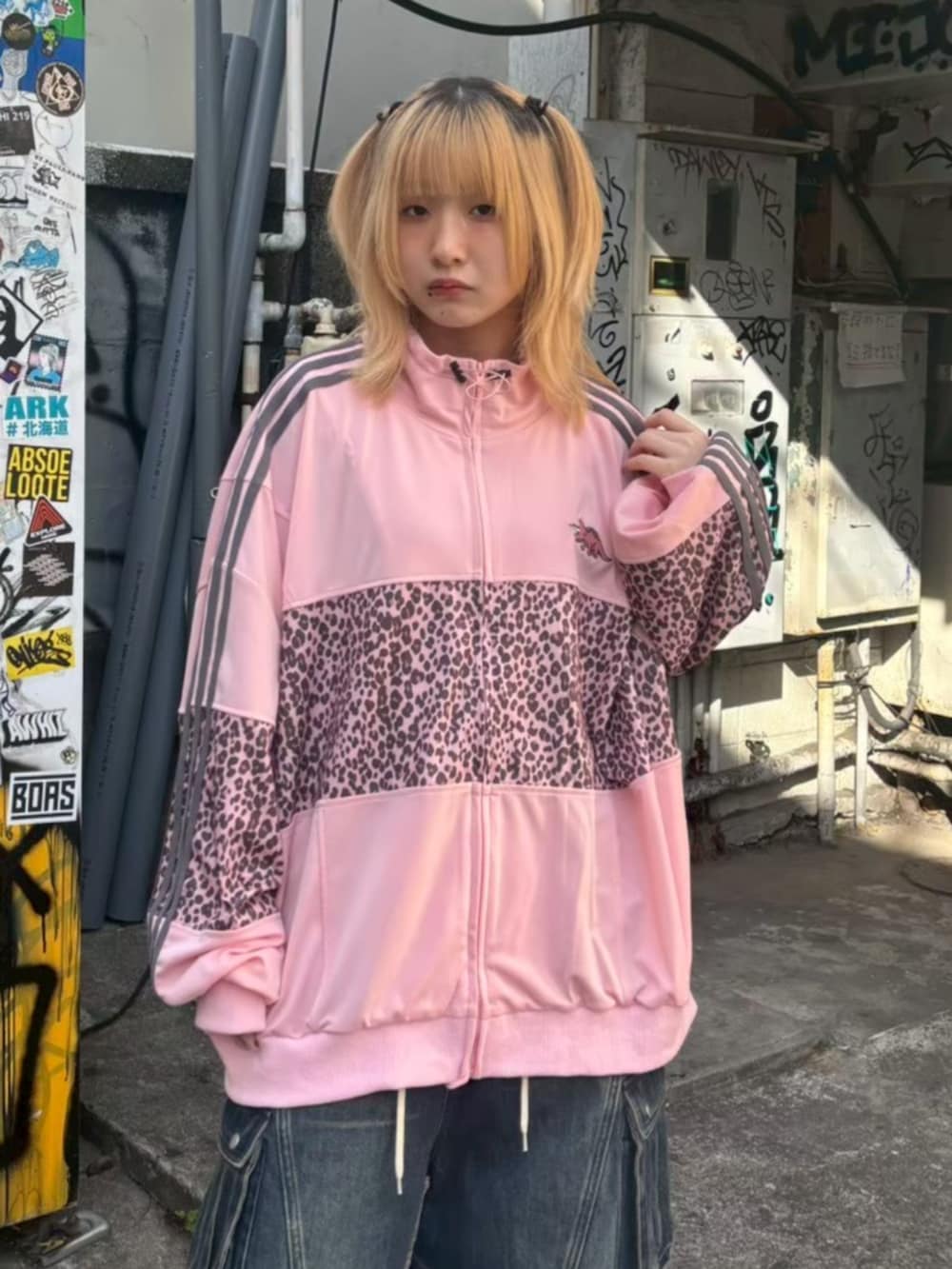 ピンク系のブルゾン、ブルー系のデニムパンツを着用したレディースの春コーディネートの4枚目の写真