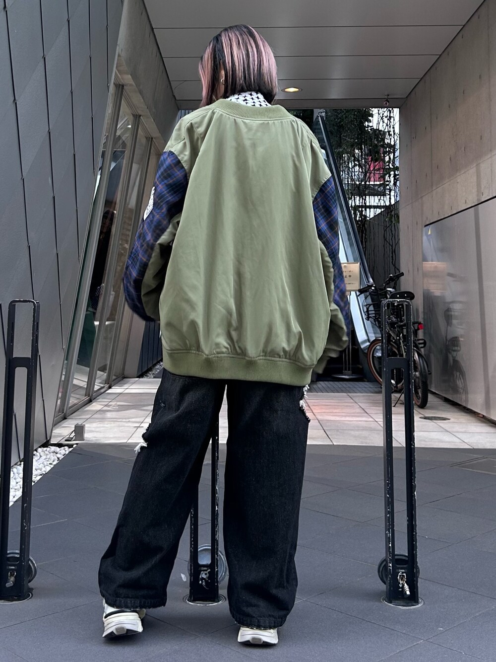 シルバー系のシューズ、ブラック系のサロペット/オーバーオール、ホワイト系のその他トップスを着用したレディースの冬コーディネートの6枚目の写真