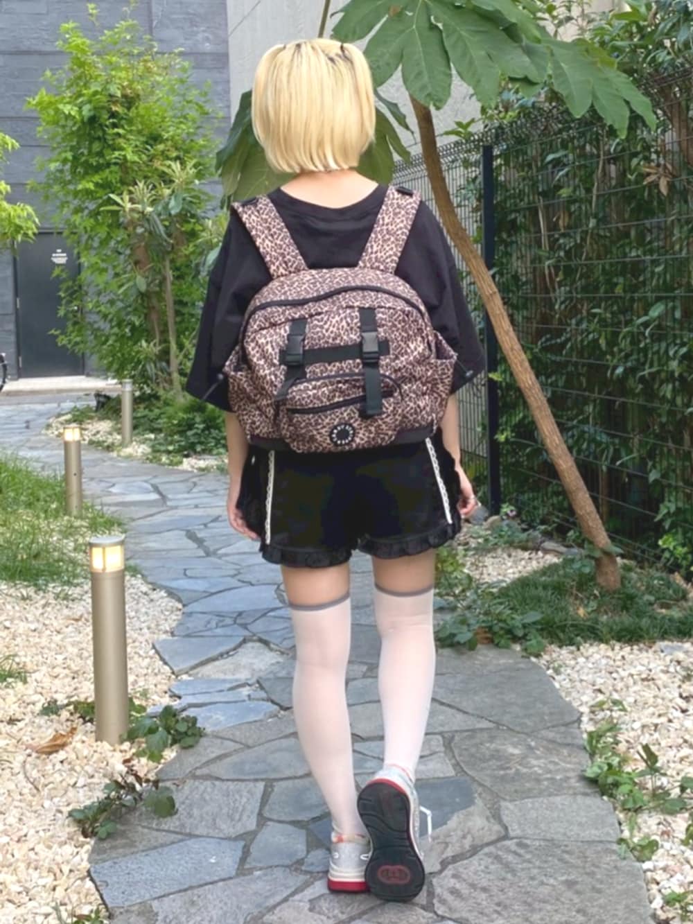 ブラック系のその他パンツ、その他のバックパック/リュック、ブラック系のTシャツ/カットソーを着用したレディースの夏コーディネートの3枚目の写真