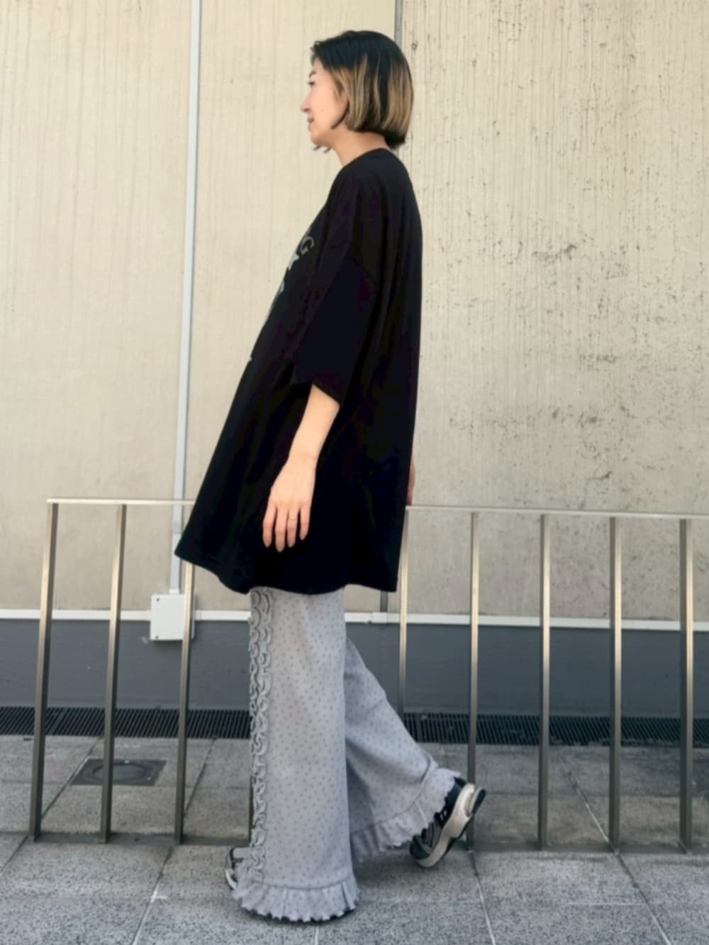 グレー系のその他パンツ、ブラック系のTシャツ/カットソーを着用したレディースの夏コーディネートの3枚目の写真