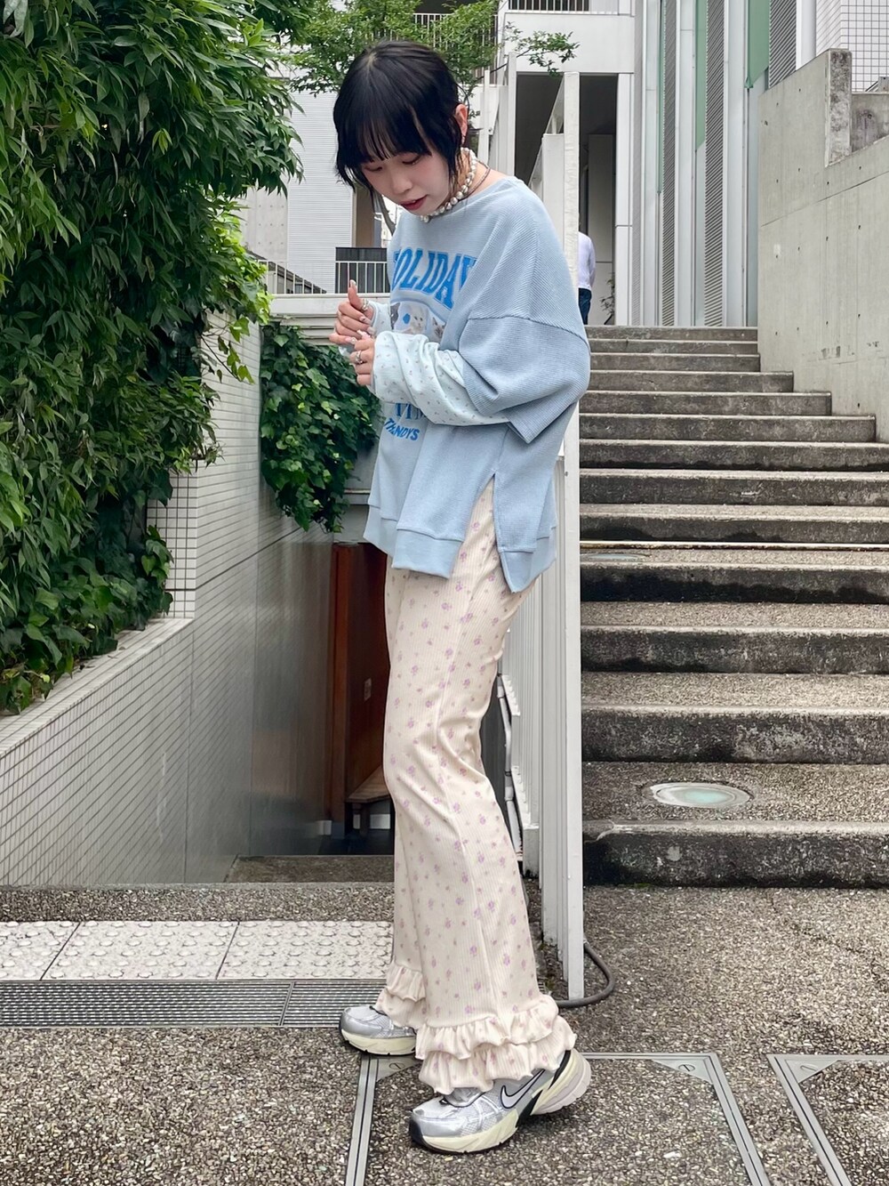 シルバー系のシューズ、ベージュ系のその他パンツ、ブルー系のその他トップスを着用したレディースの秋コーディネートの3枚目の写真