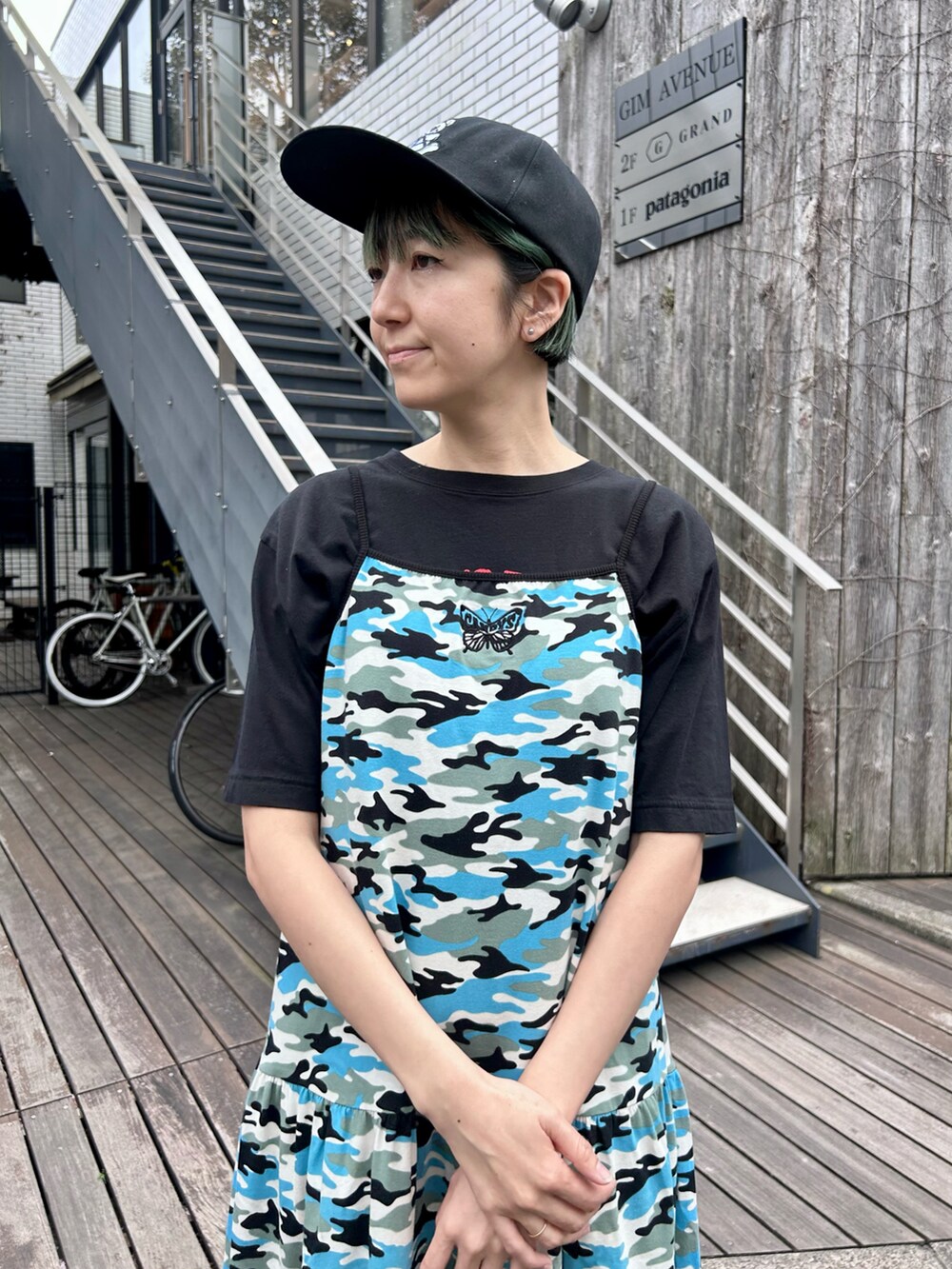 ブラック系のTシャツ/カットソー、ブルー系のワンピース、グレー系のシューズを着用したレディースの春コーディネートの4枚目の写真