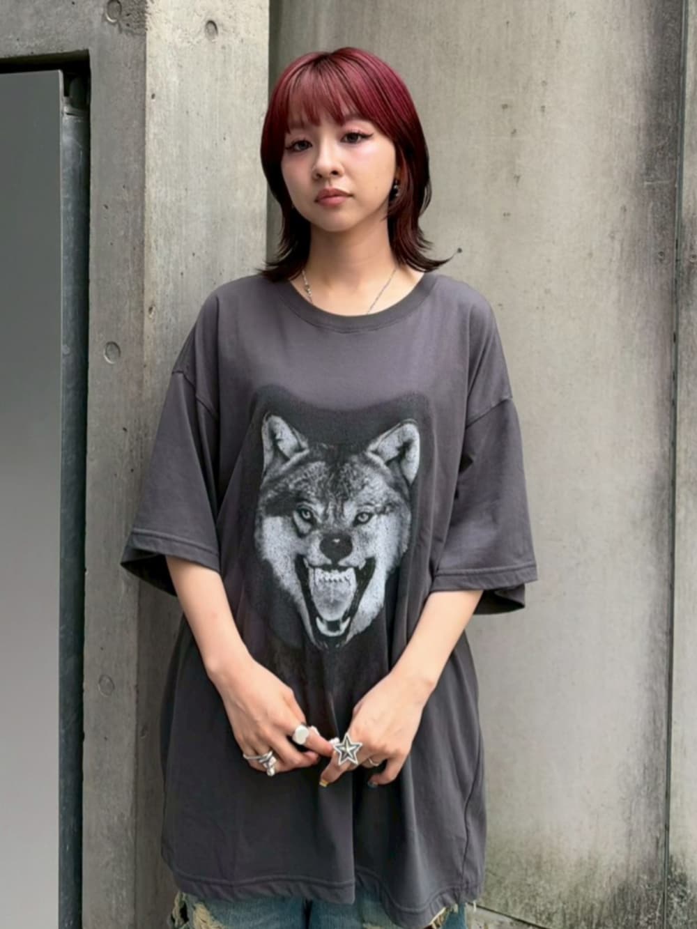 ブルー系のデニムパンツ、グレー系のTシャツ/カットソーを着用したレディースの夏コーディネートの3枚目の写真