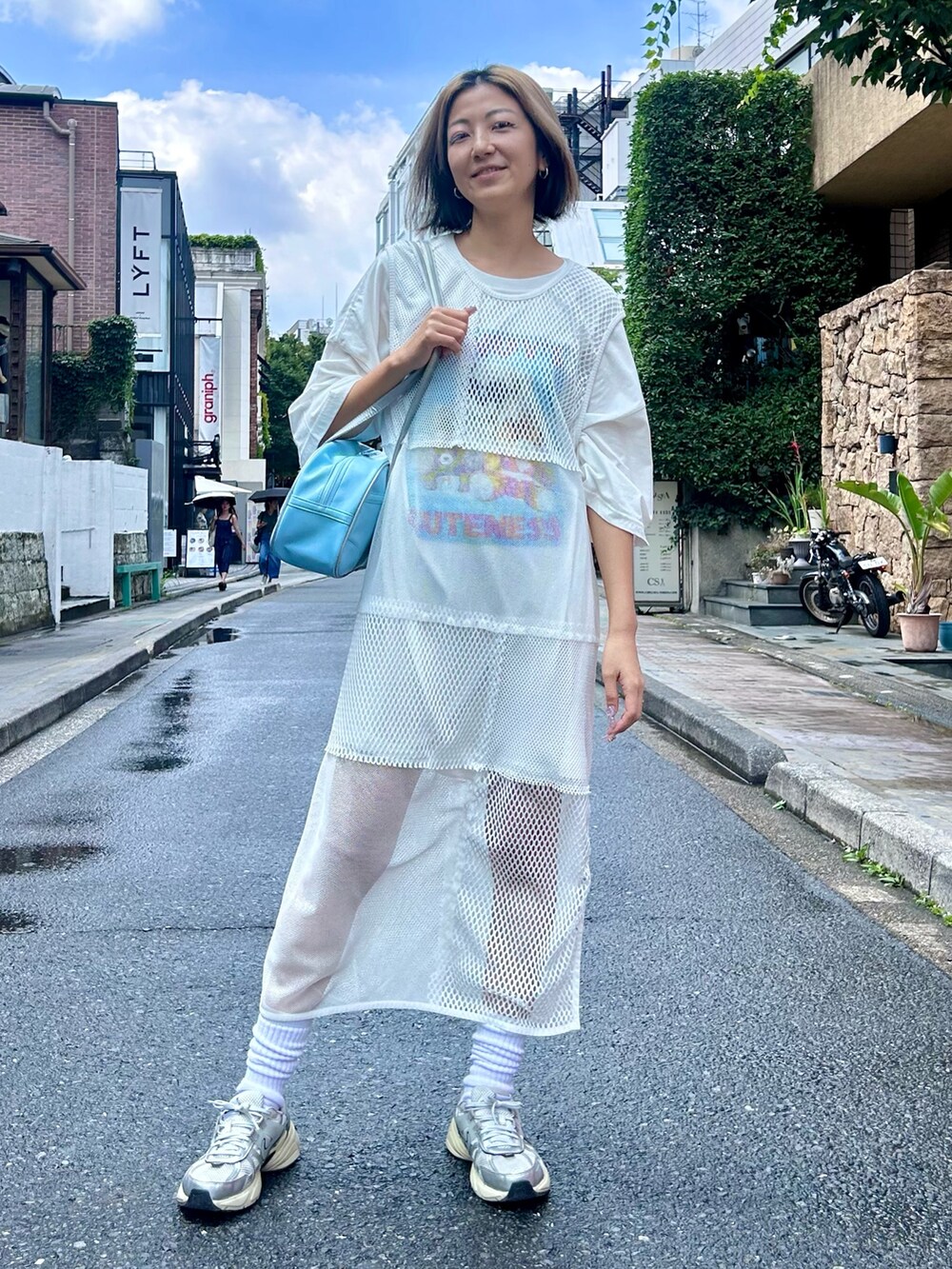 ホワイト系のTシャツ/カットソー、ホワイト系のワンピース、ブルー系のボストンバッグを着用したレディースの夏コーディネートの2枚目の写真