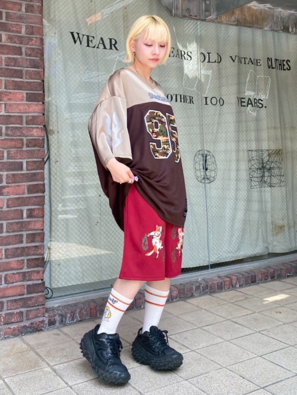 ブラウン系のTシャツ/カットソー、レッド系のその他パンツを着用したレディースの夏コーディネートの2枚目の写真