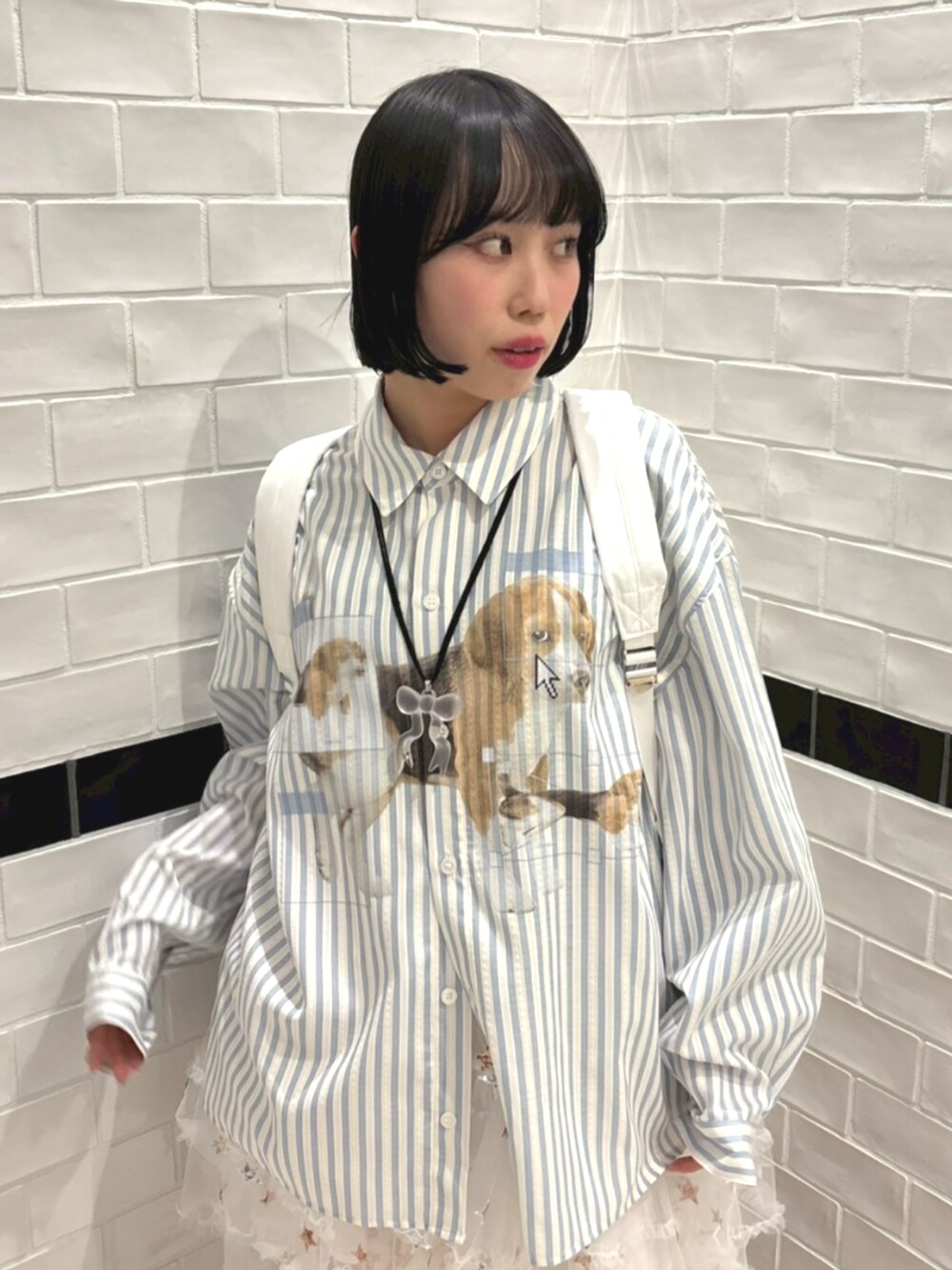 ブルー系のシャツ/ブラウス、ホワイト系のバックパック/リュック、ホワイト系のスカートを着用したレディースの冬コーディネートの4枚目の写真