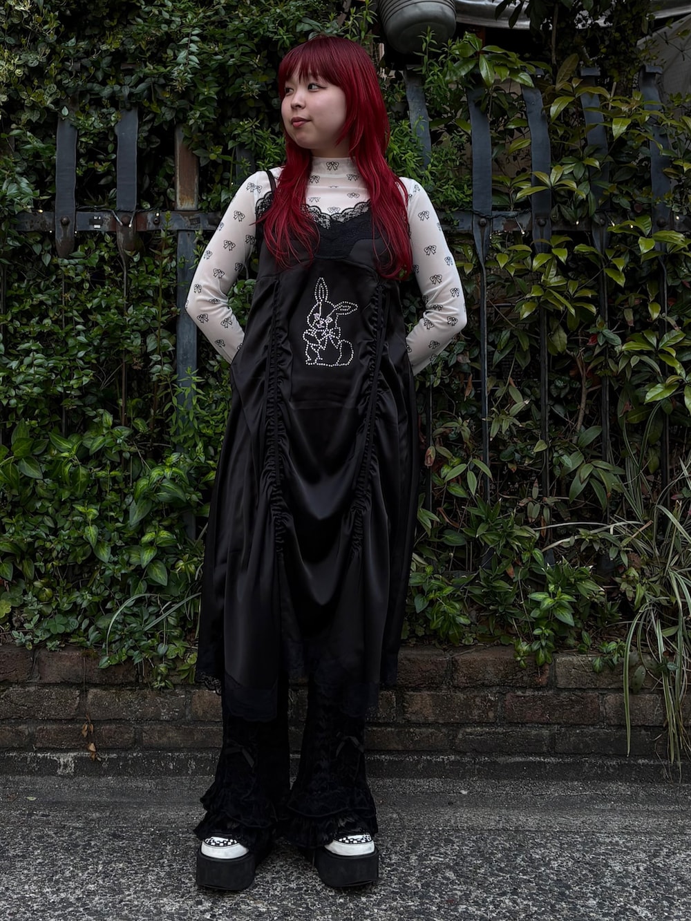 ブラック系のその他パンツ、ホワイト系のその他トップス、ブラック系のワンピースを着用したレディースの春コーディネートの3枚目の写真